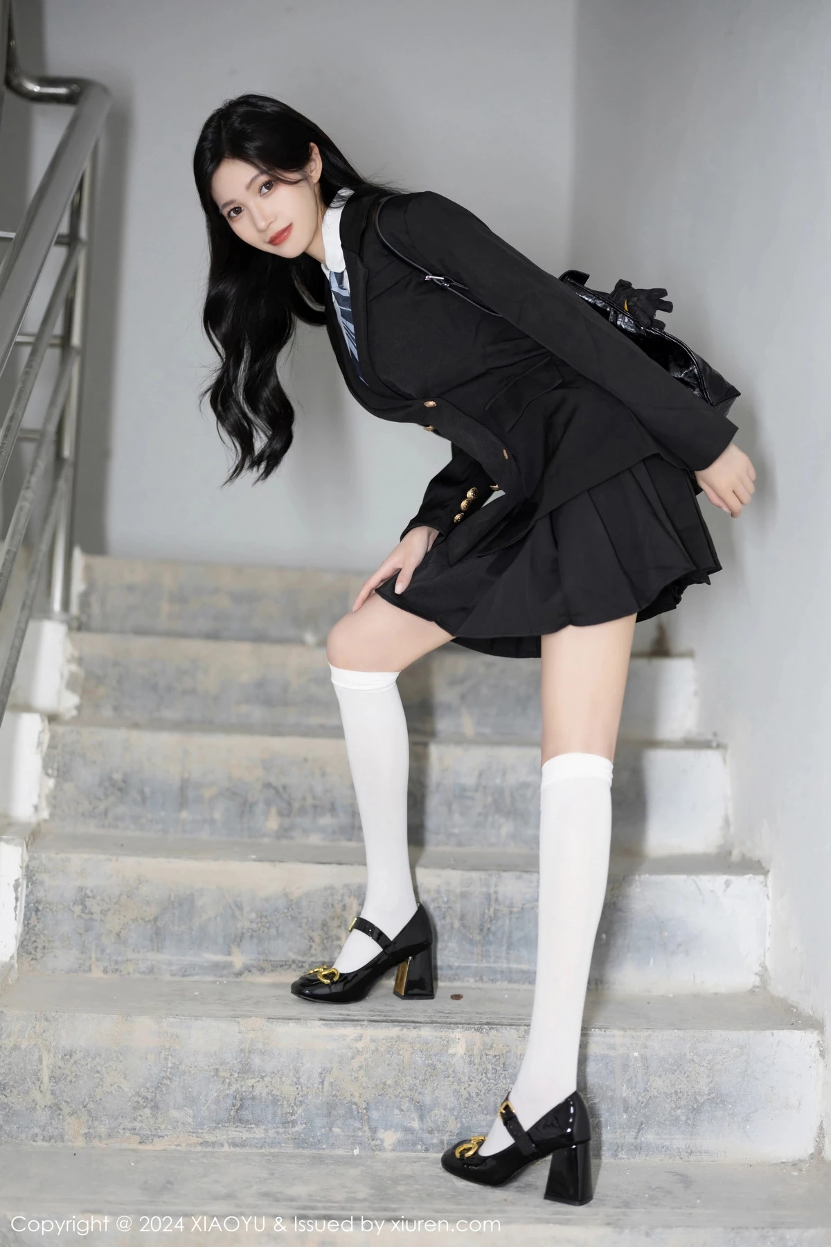 程程程性感学妹制服露黑色内衣配白丝袜秀曼妙身姿绝美写真 第 18 张