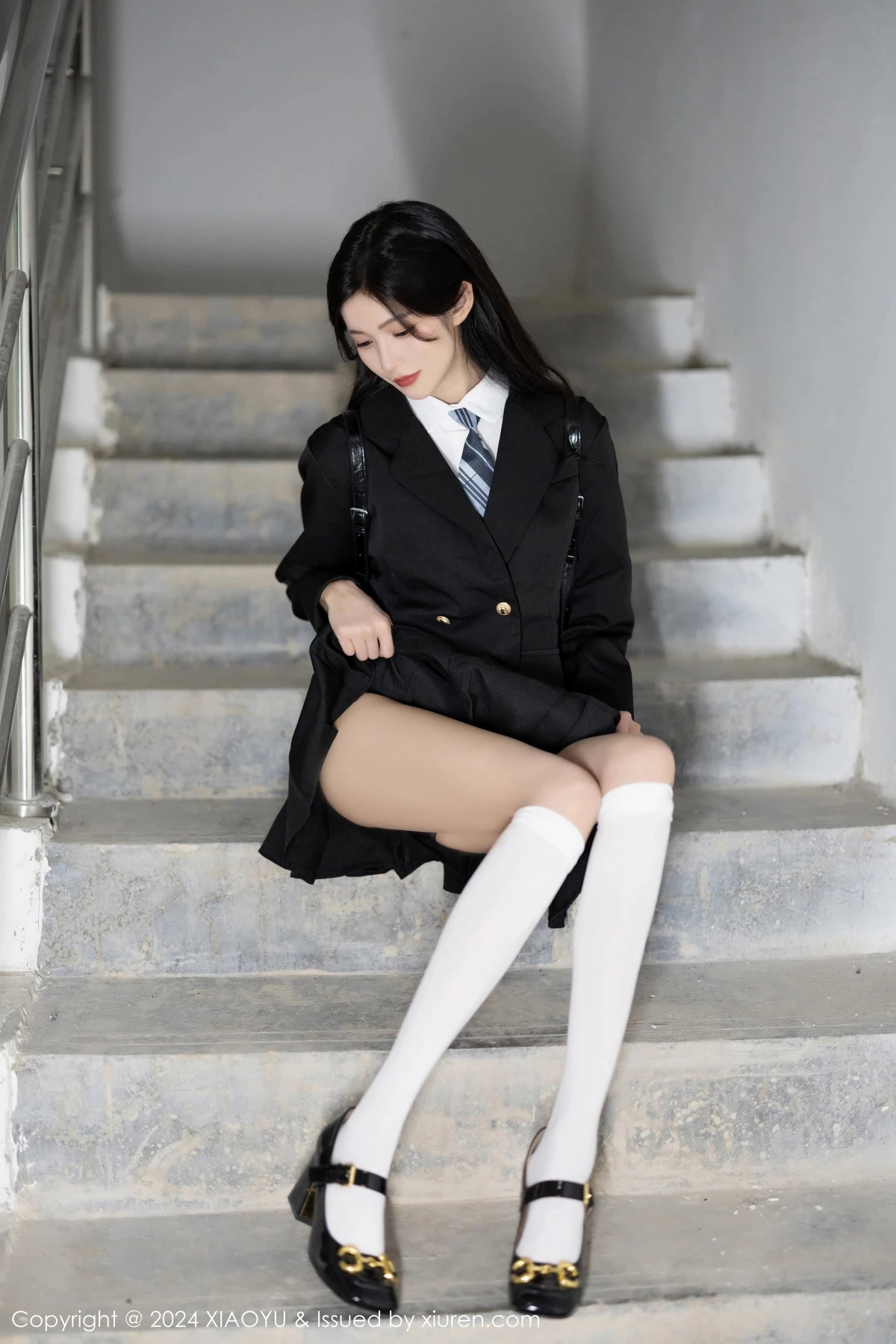 程程程性感学妹制服露黑色内衣配白丝袜秀曼妙身姿绝美写真 第 22 张