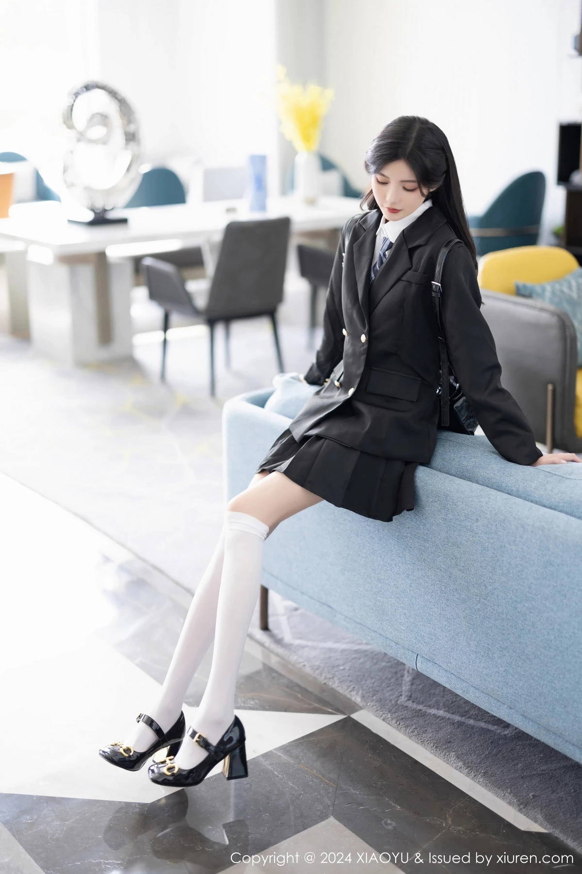 程程程性感学妹制服露黑色内衣配白丝袜秀曼妙身姿绝美写真 第 3 张