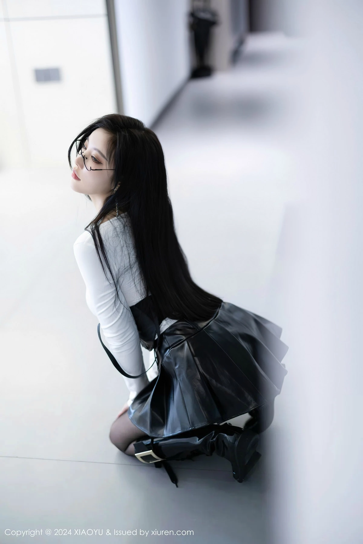 杨晨晨Yome性感白上衣配背带短裙露黑丝吊袜完美绝美写真 第 40 张