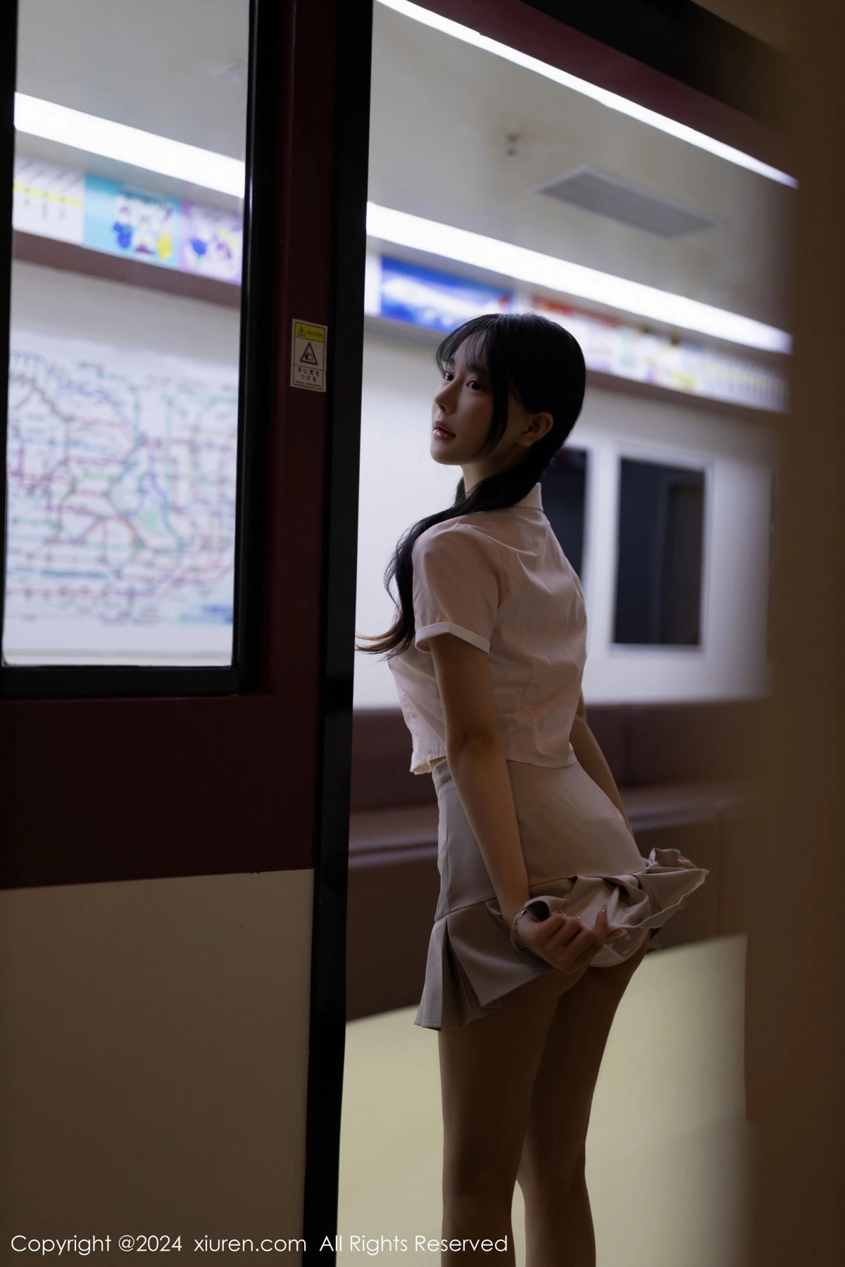幼幼地铁场景性感浅色学妹制服半脱秀完美身材迷人绝美写真 第 1 张