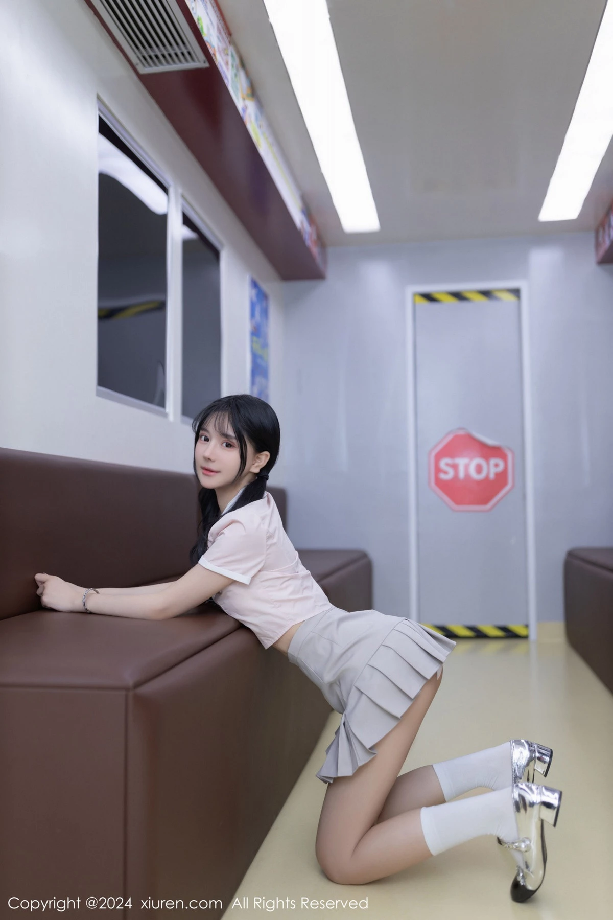 幼幼地铁场景性感浅色学妹制服半脱秀完美身材迷人绝美写真 第 10 张
