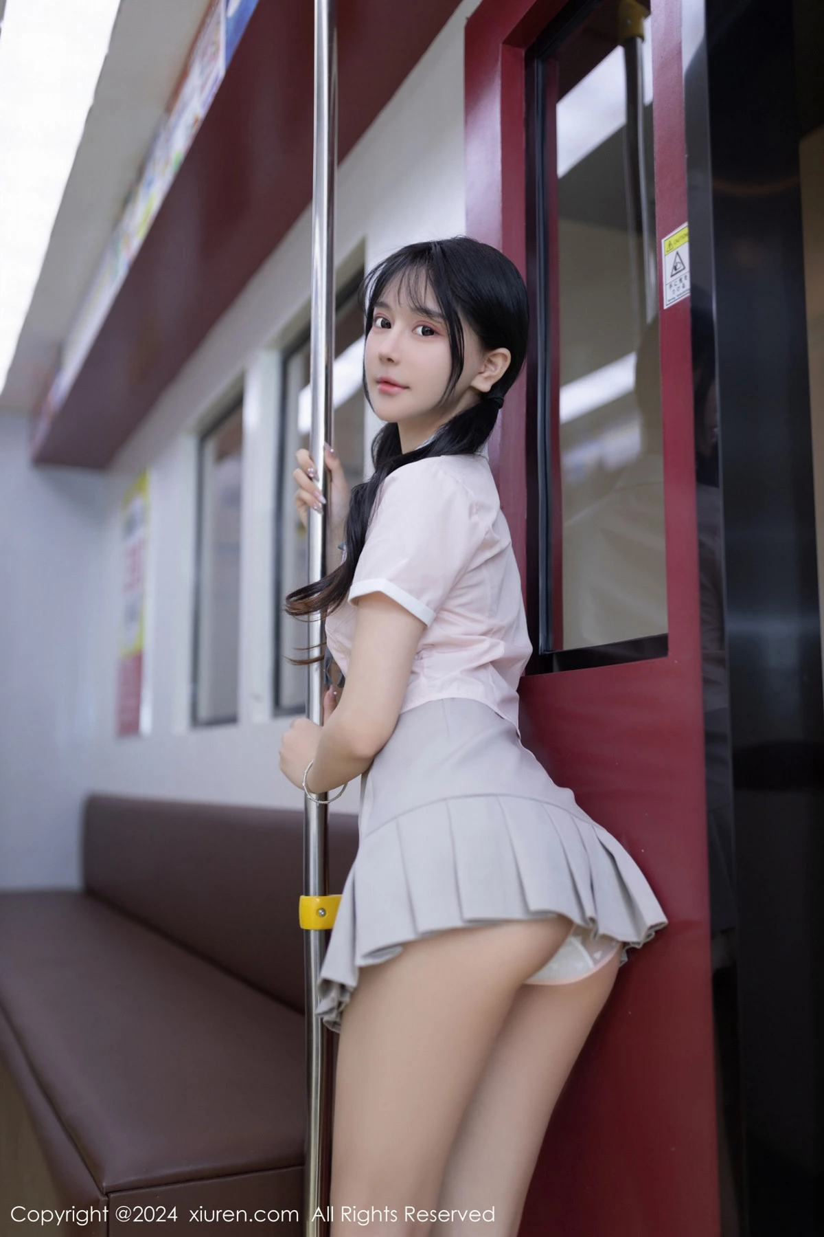 幼幼地铁场景性感浅色学妹制服半脱秀完美身材迷人绝美写真 第 14 张