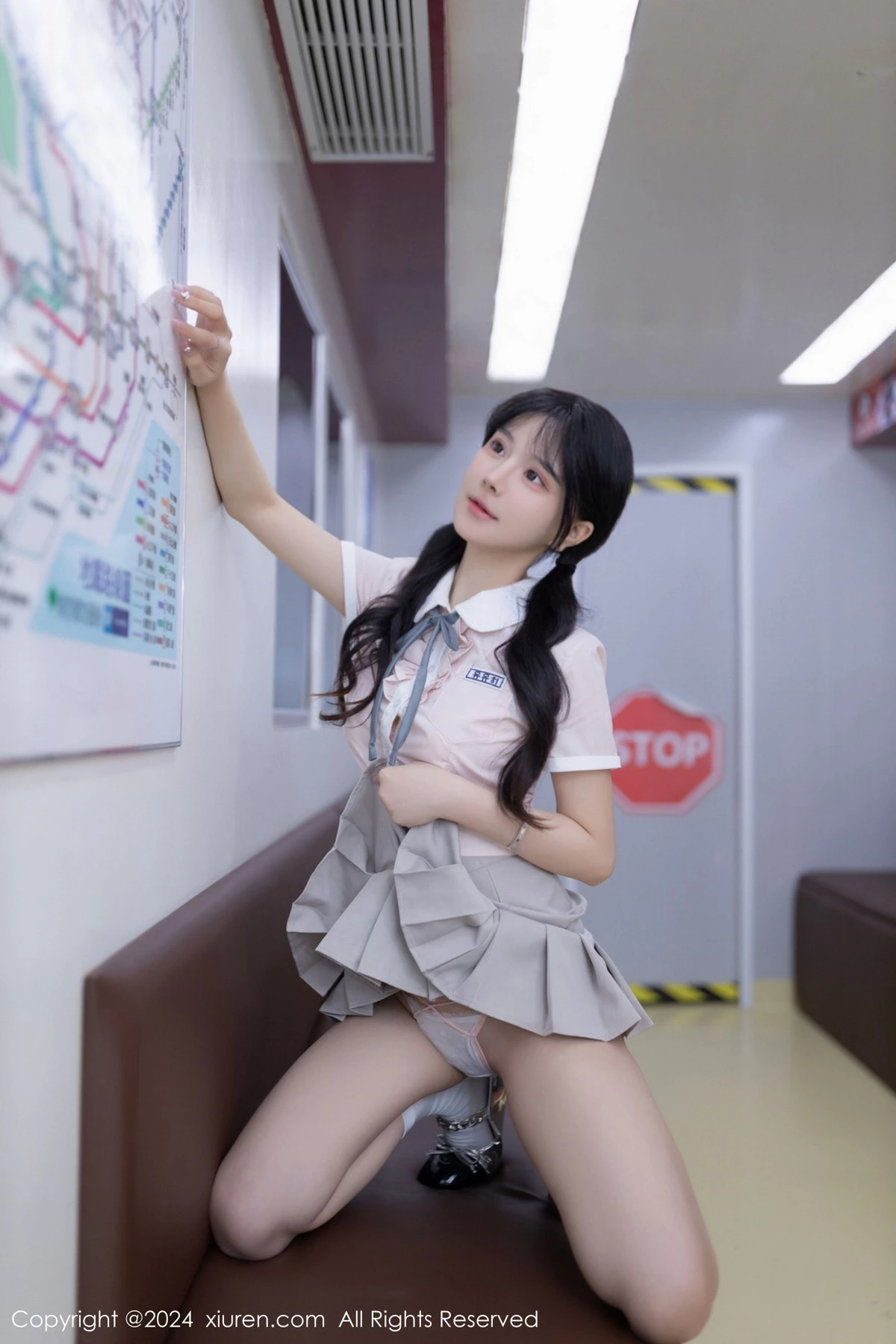 幼幼地铁场景性感浅色学妹制服半脱秀完美身材迷人绝美写真 第 17 张