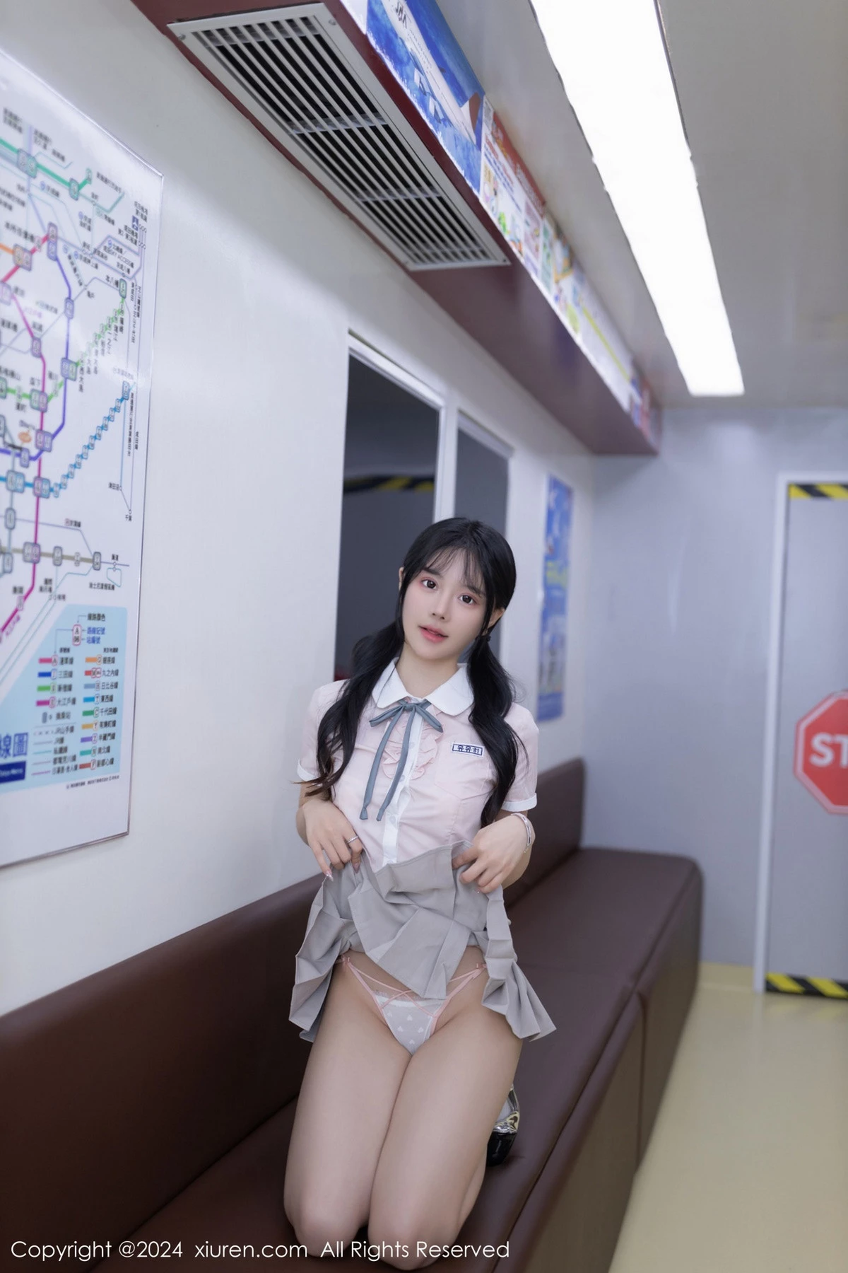 幼幼地铁场景性感浅色学妹制服半脱秀完美身材迷人绝美写真 第 19 张