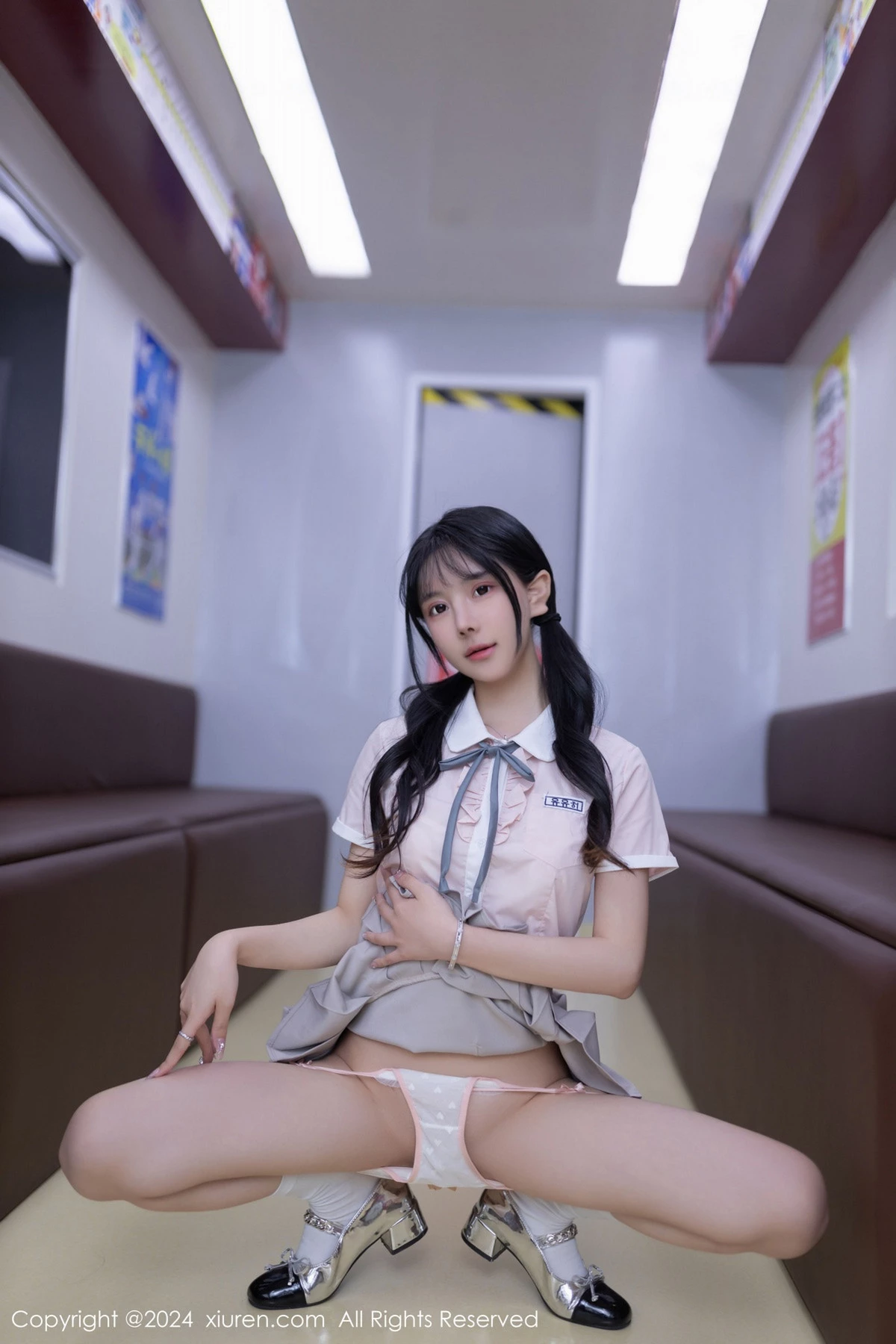 幼幼地铁场景性感浅色学妹制服半脱秀完美身材迷人绝美写真 第 21 张