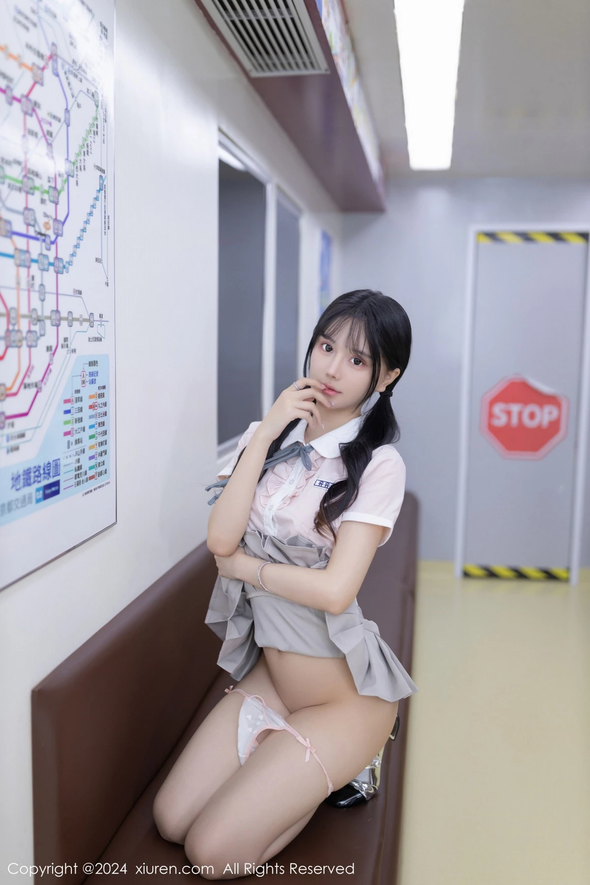 幼幼地铁场景性感浅色学妹制服半脱秀完美身材迷人绝美写真 第 23 张