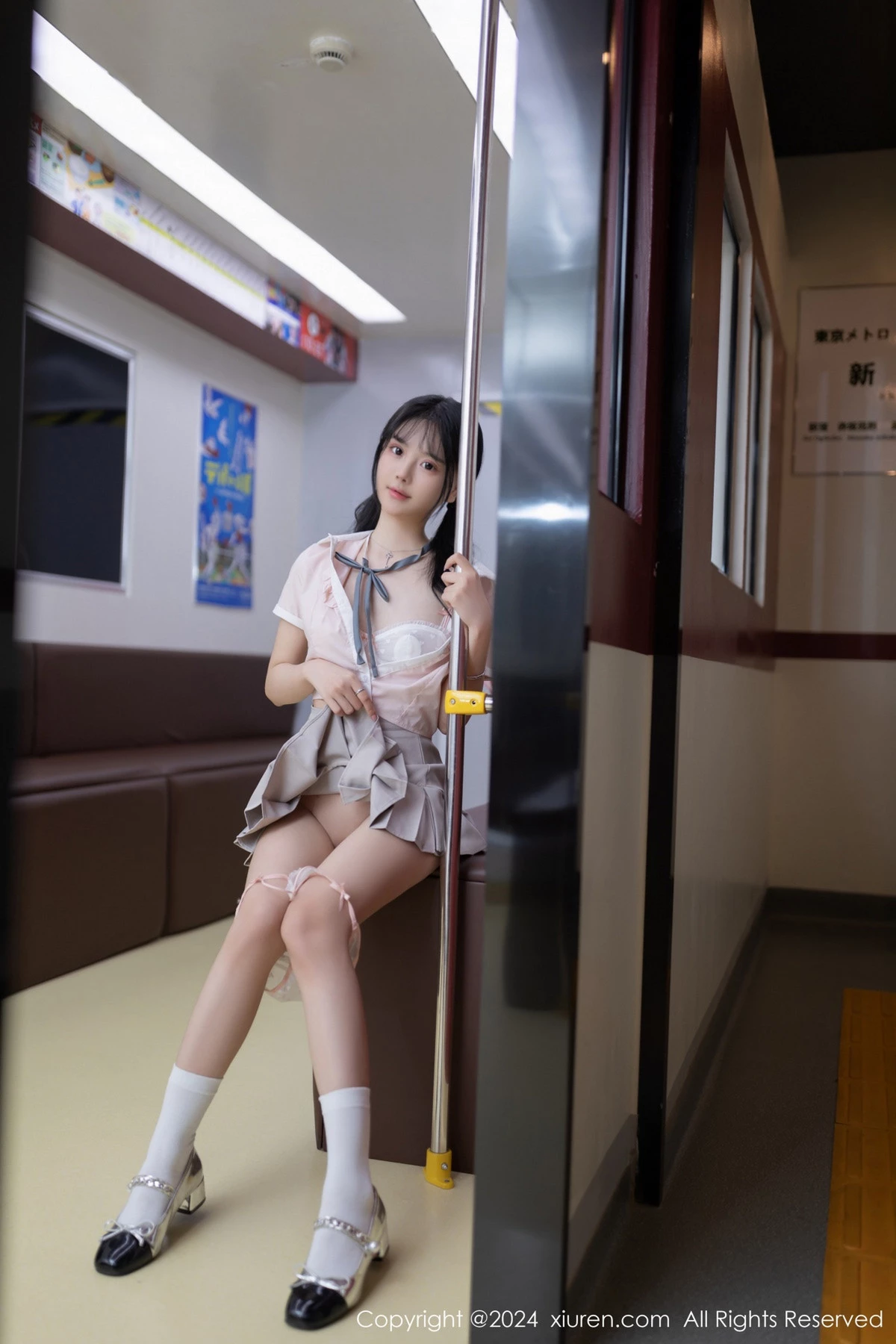 幼幼地铁场景性感浅色学妹制服半脱秀完美身材迷人绝美写真 第 26 张