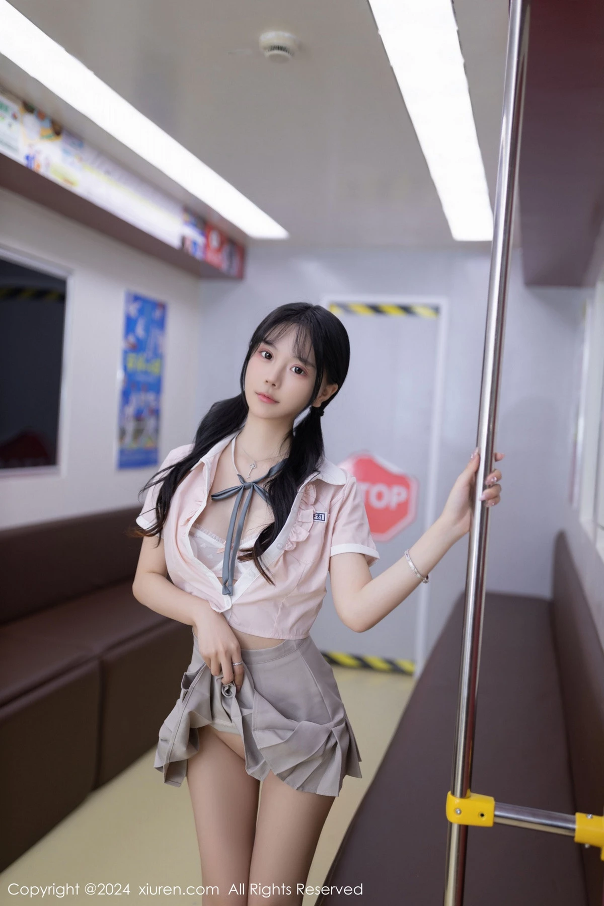 幼幼地铁场景性感浅色学妹制服半脱秀完美身材迷人绝美写真 第 29 张