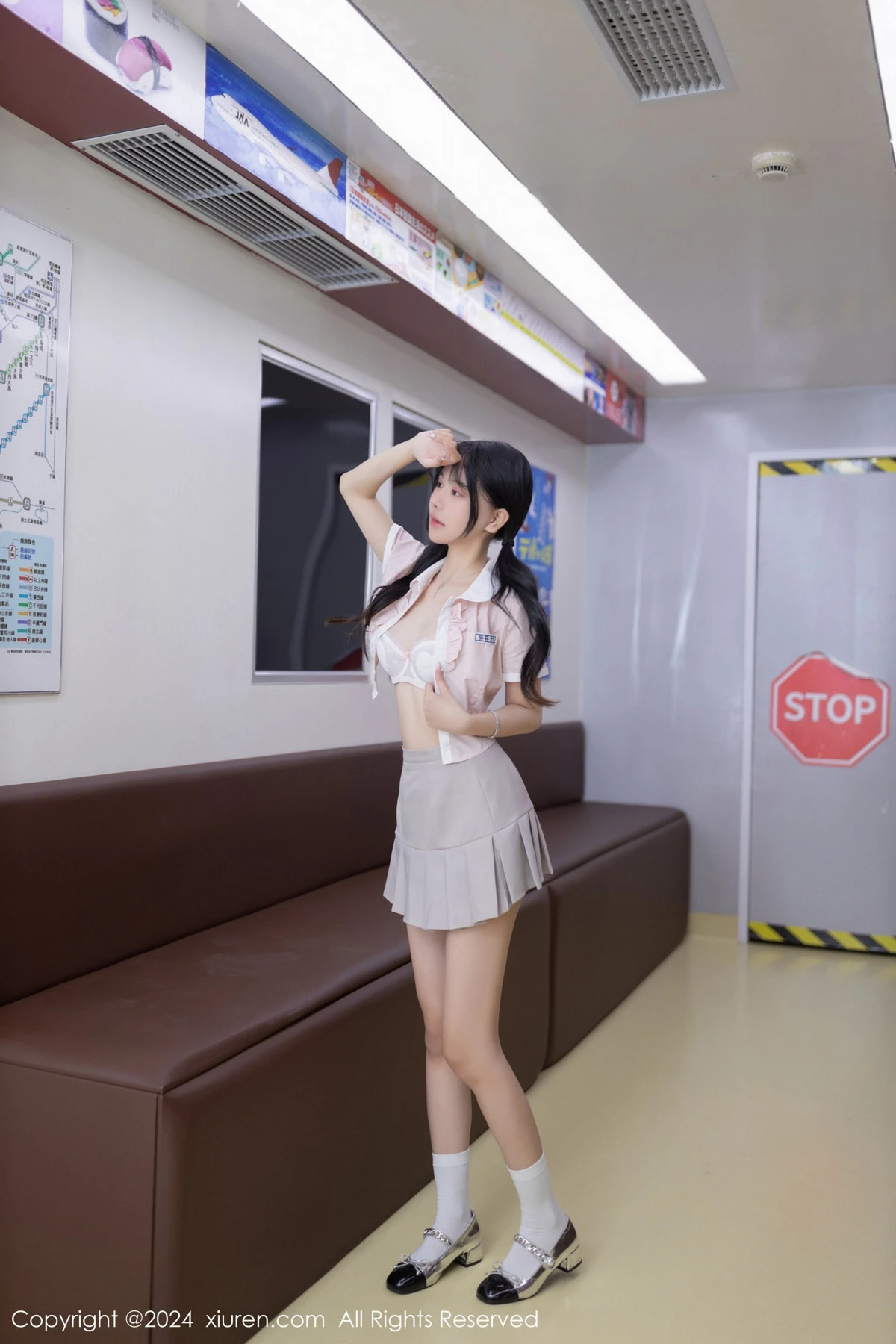幼幼地铁场景性感浅色学妹制服半脱秀完美身材迷人绝美写真 第 40 张