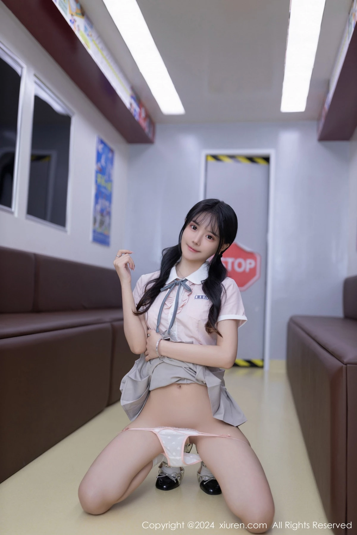 幼幼地铁场景性感浅色学妹制服半脱秀完美身材迷人绝美写真 第 80 张
