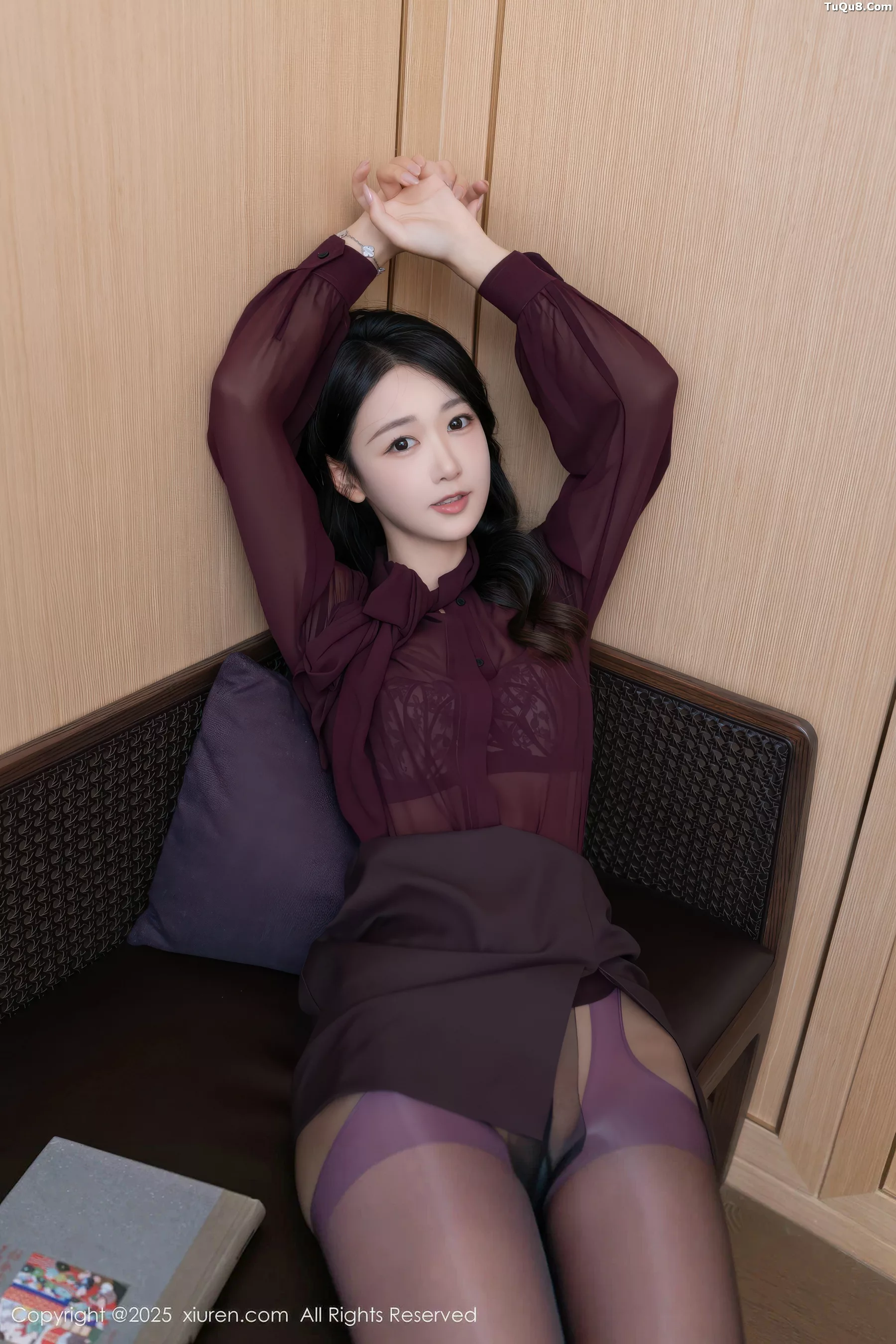 唐安琪性感OL服饰露黑色内衣配紫色丝袜秀曼妙身姿绝美写真 第 10 张