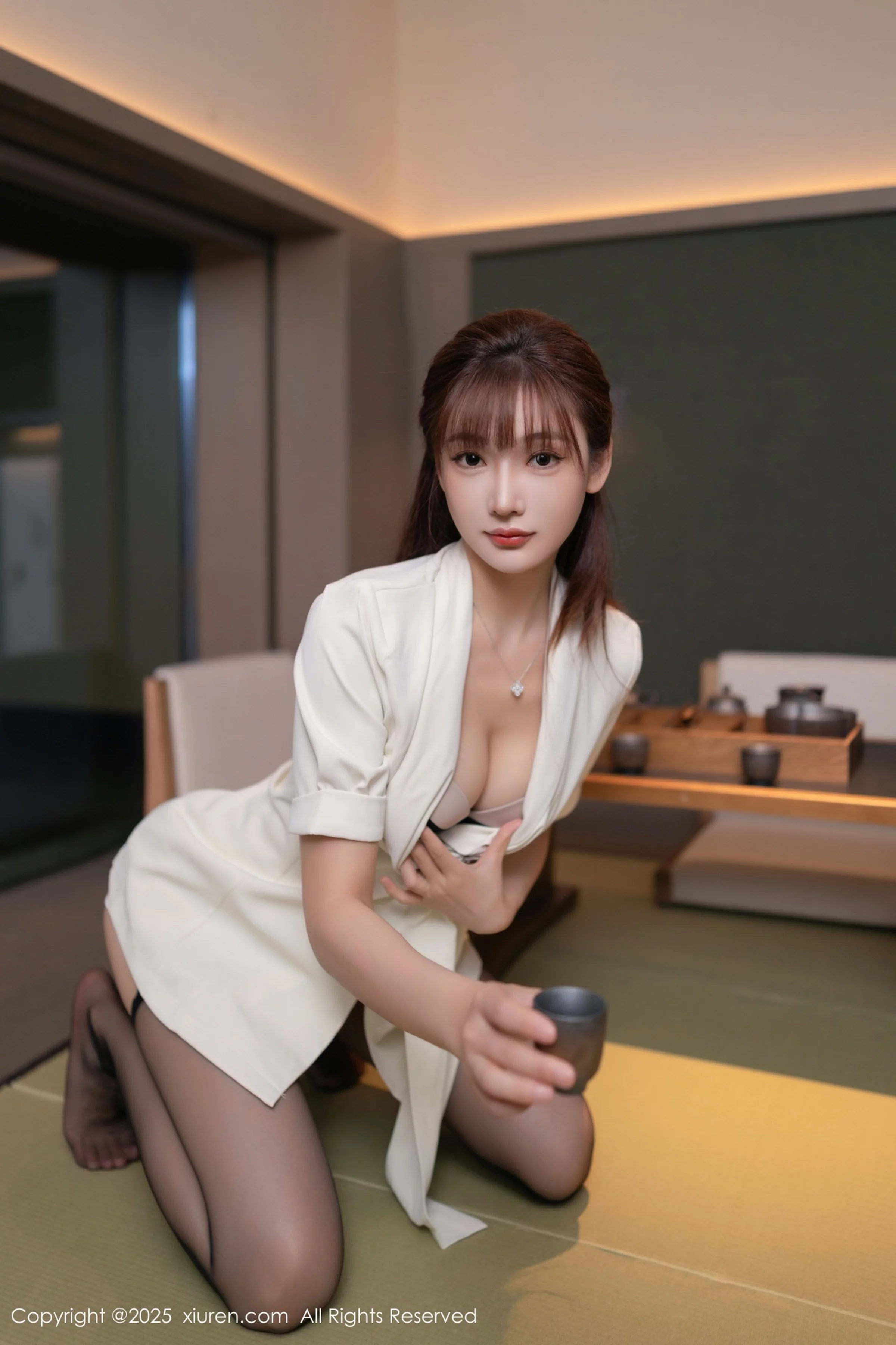 陆萱萱性感白色西装露黑色内衣配超薄黑丝秀美腿绝美写真 第 20 张