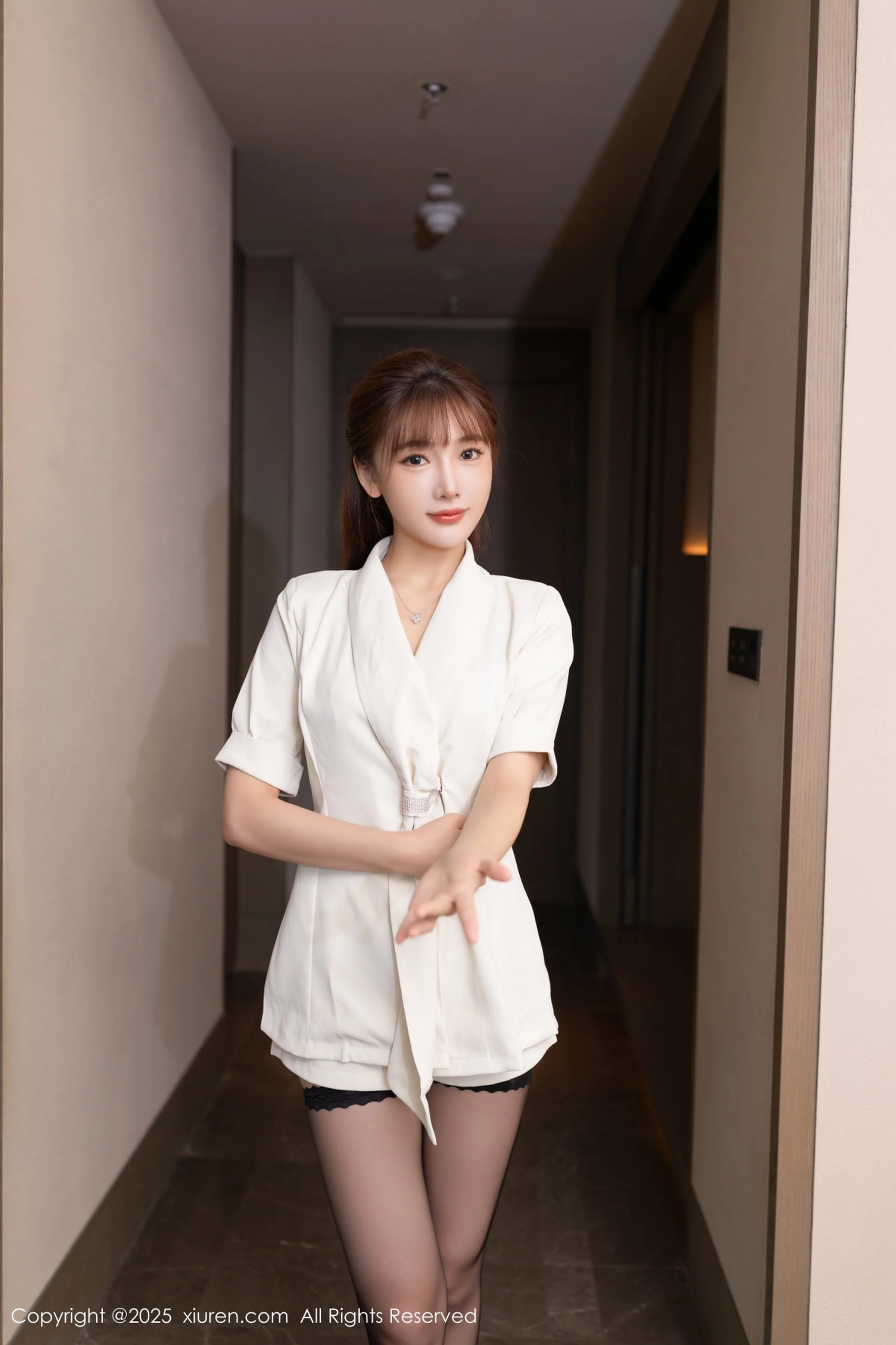 陆萱萱性感白色西装露黑色内衣配超薄黑丝秀美腿绝美写真 第 4 张