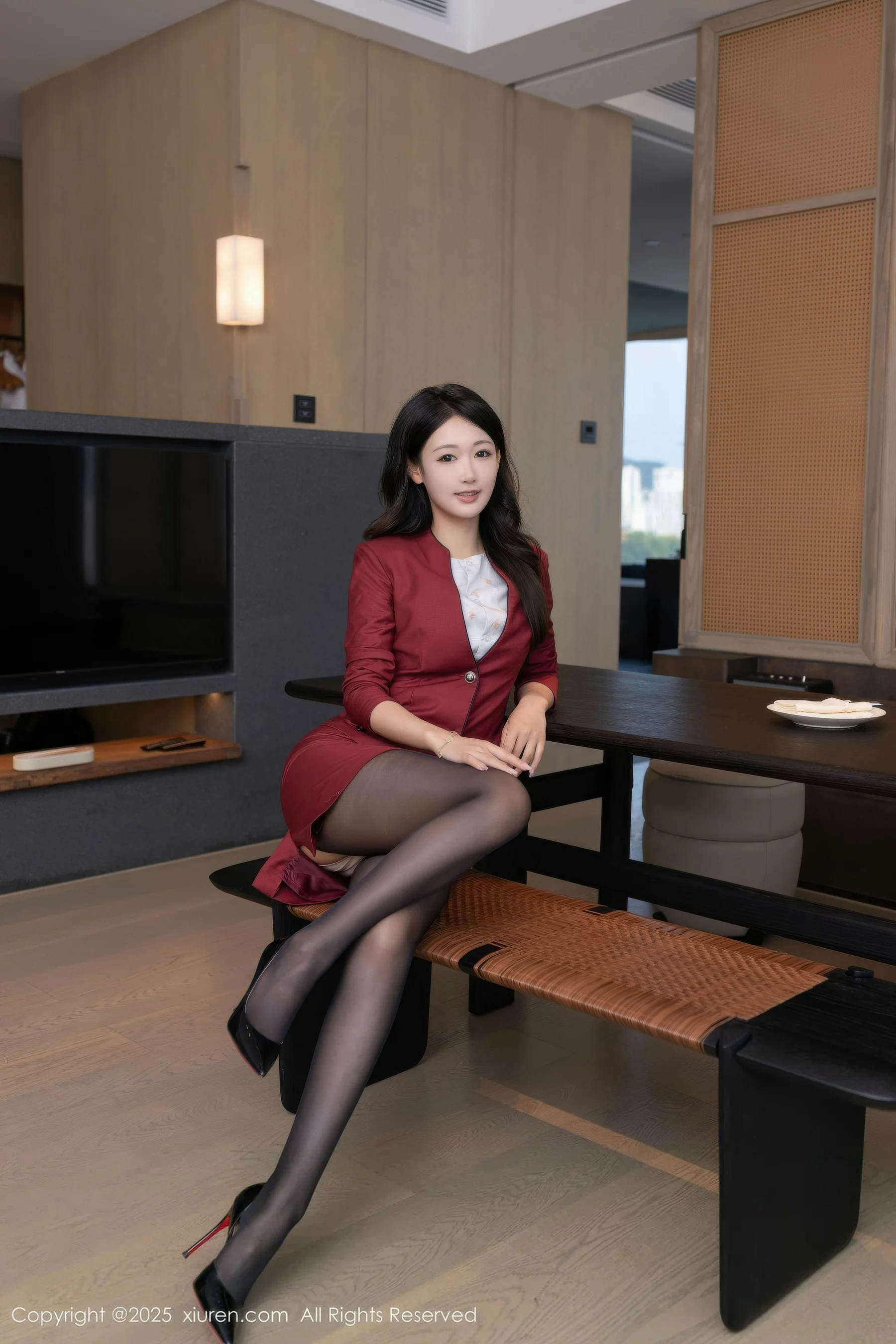 唐安琪性感空姐制服露粉色内衣配开档黑丝秀美腿绝美写真 第 12 张