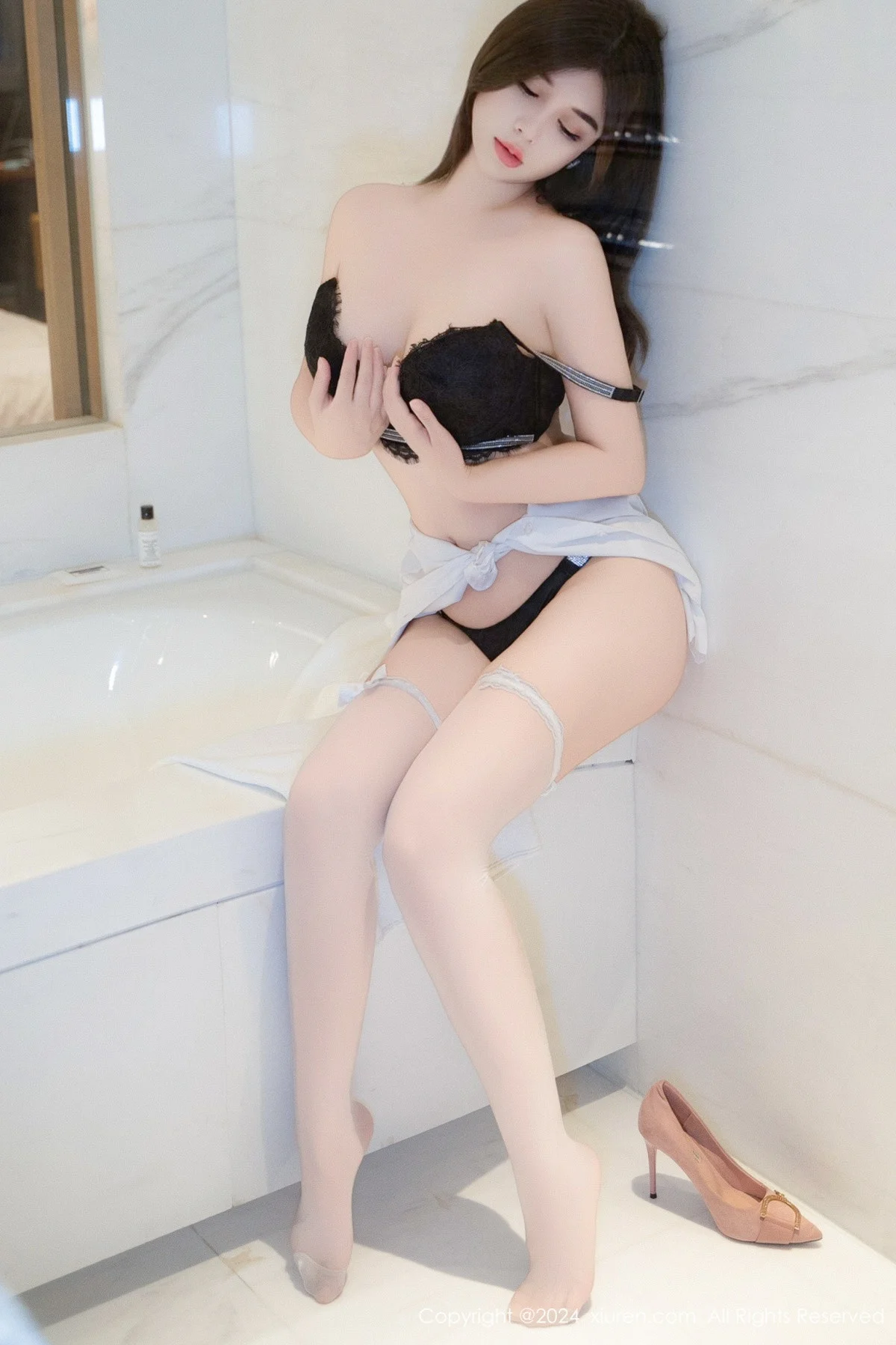周jojobaby性感白T露蕾丝内衣配白丝袜秀丰腴翘臀绝美写真 第 121 张