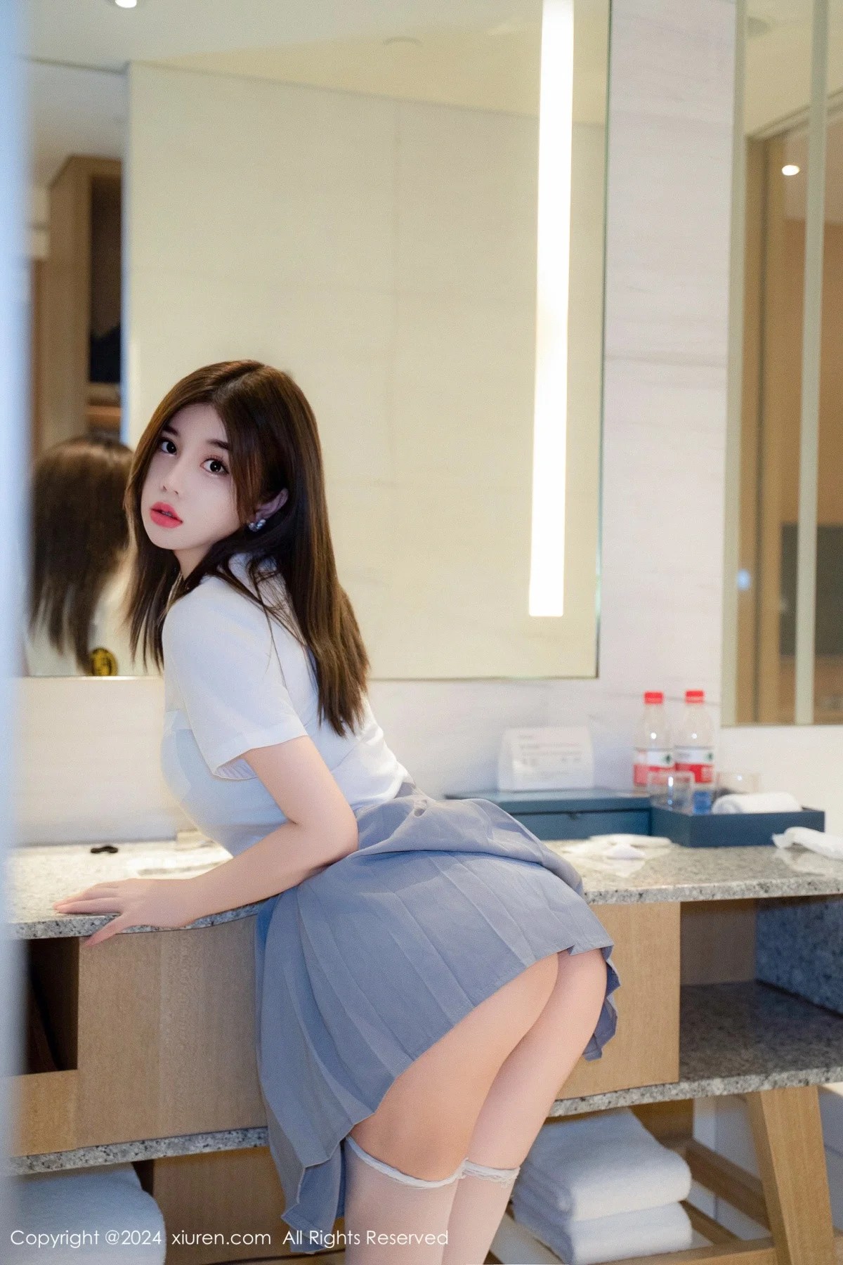 周jojobaby性感白T露蕾丝内衣配白丝袜秀丰腴翘臀绝美写真 第 50 张