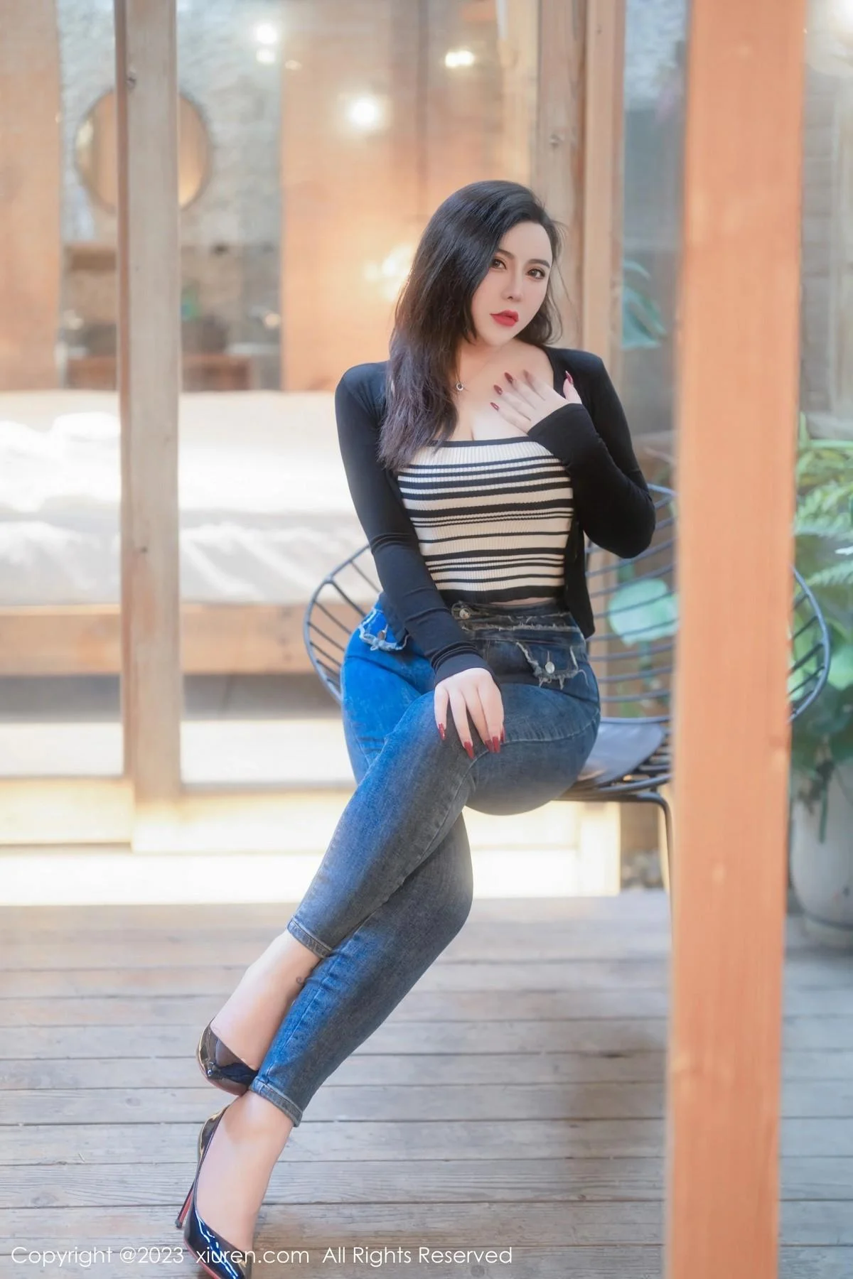 伊诺性感黑色高叉连体内衣配黑丝袜秀丰胸肥臀撩人绝美写真 第 11 张