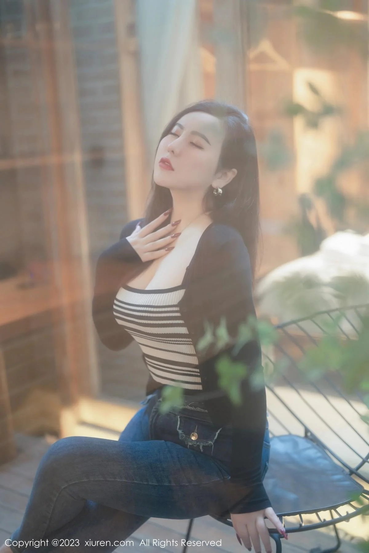 伊诺性感黑色高叉连体内衣配黑丝袜秀丰胸肥臀撩人绝美写真 第 14 张