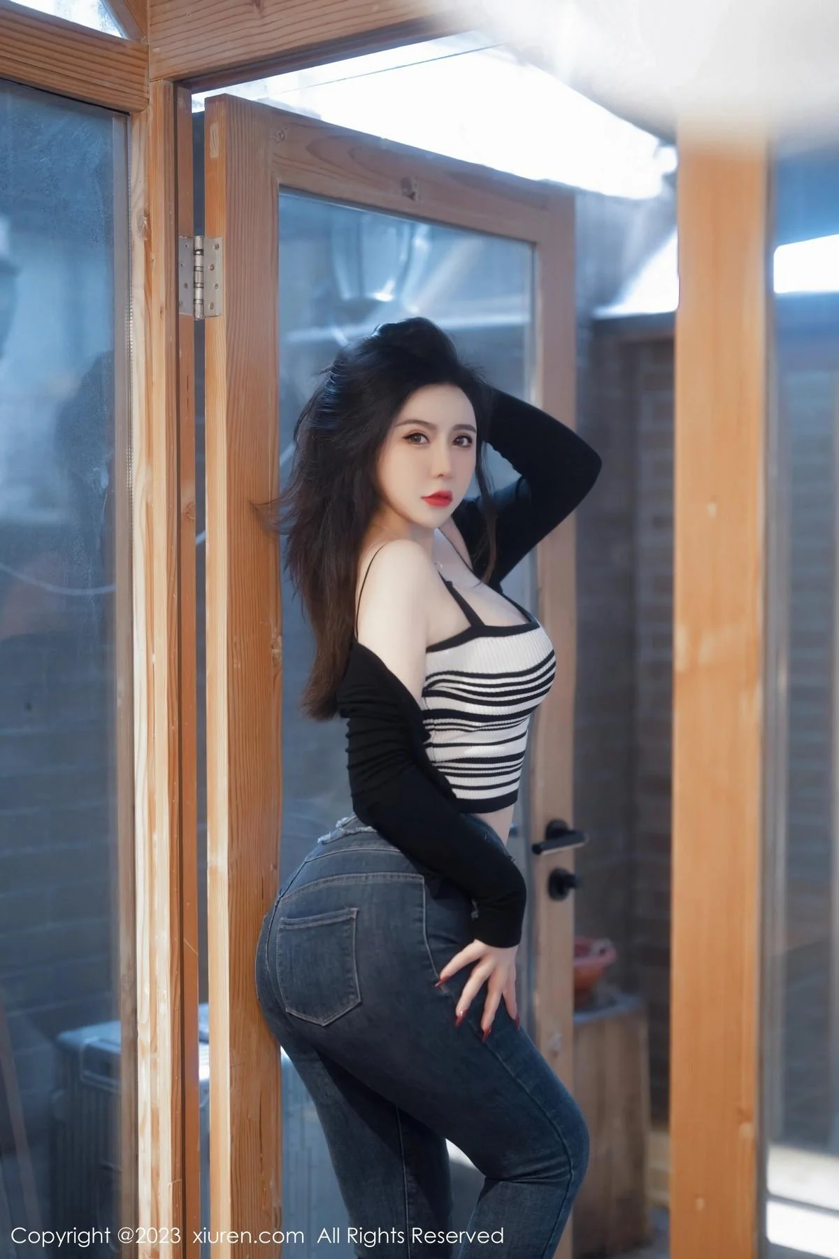 伊诺性感黑色高叉连体内衣配黑丝袜秀丰胸肥臀撩人绝美写真 第 2 张