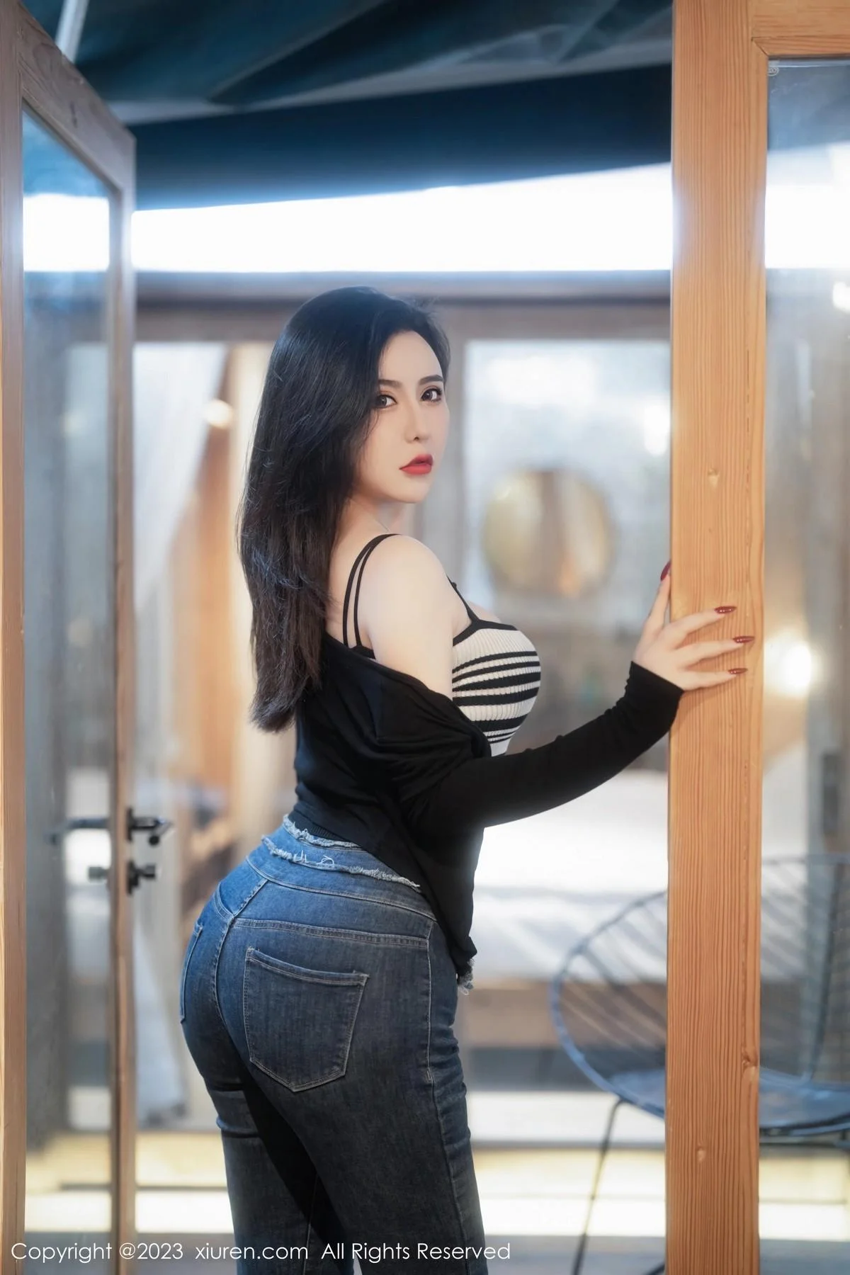 伊诺性感黑色高叉连体内衣配黑丝袜秀丰胸肥臀撩人绝美写真 第 21 张