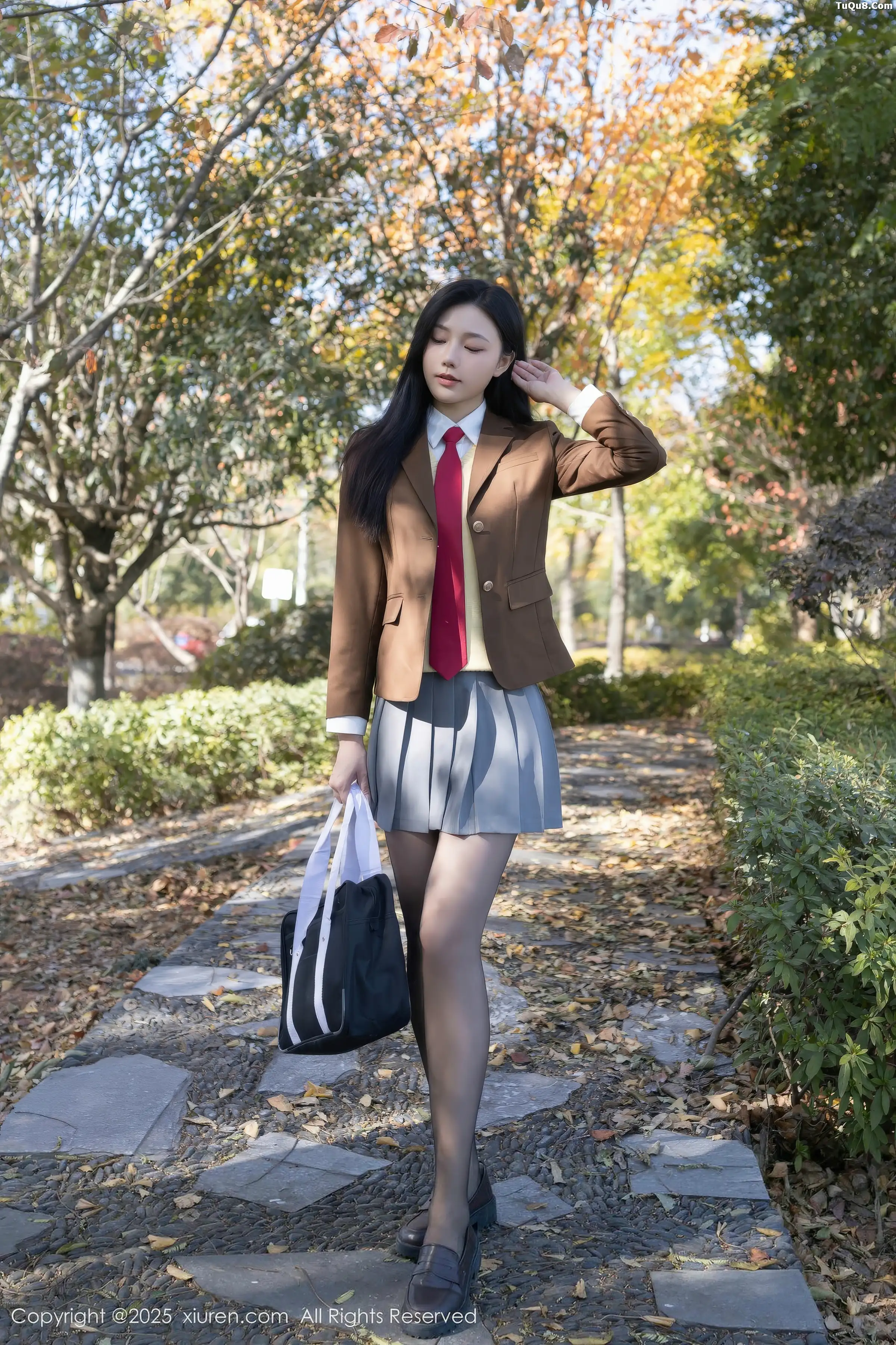安然anran性感学生装扮百褶短裙配开档黑丝秀美腿绝美写真 第 1 张