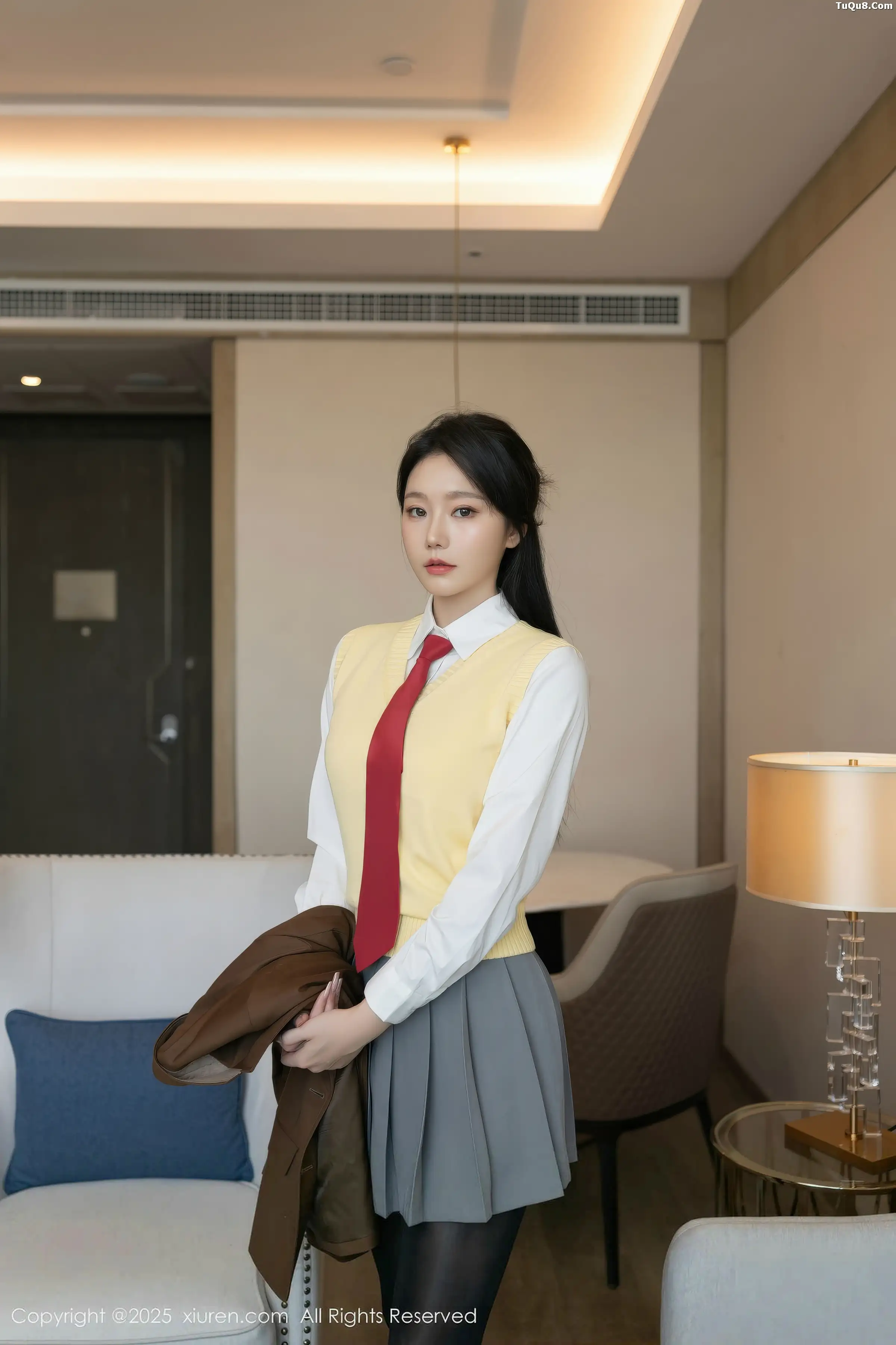 安然anran性感学生装扮百褶短裙配开档黑丝秀美腿绝美写真 第 18 张
