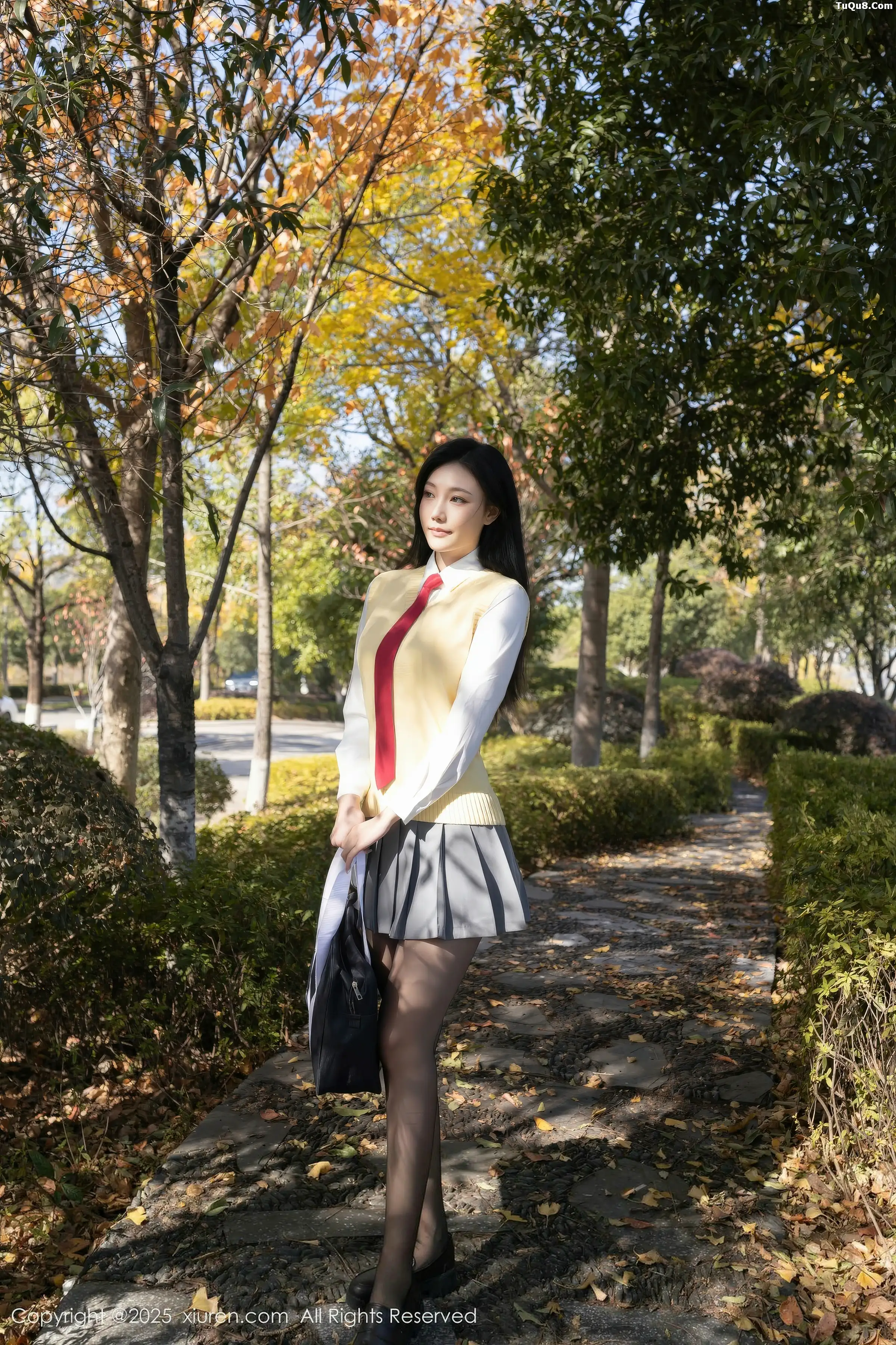安然anran性感学生装扮百褶短裙配开档黑丝秀美腿绝美写真 第 4 张