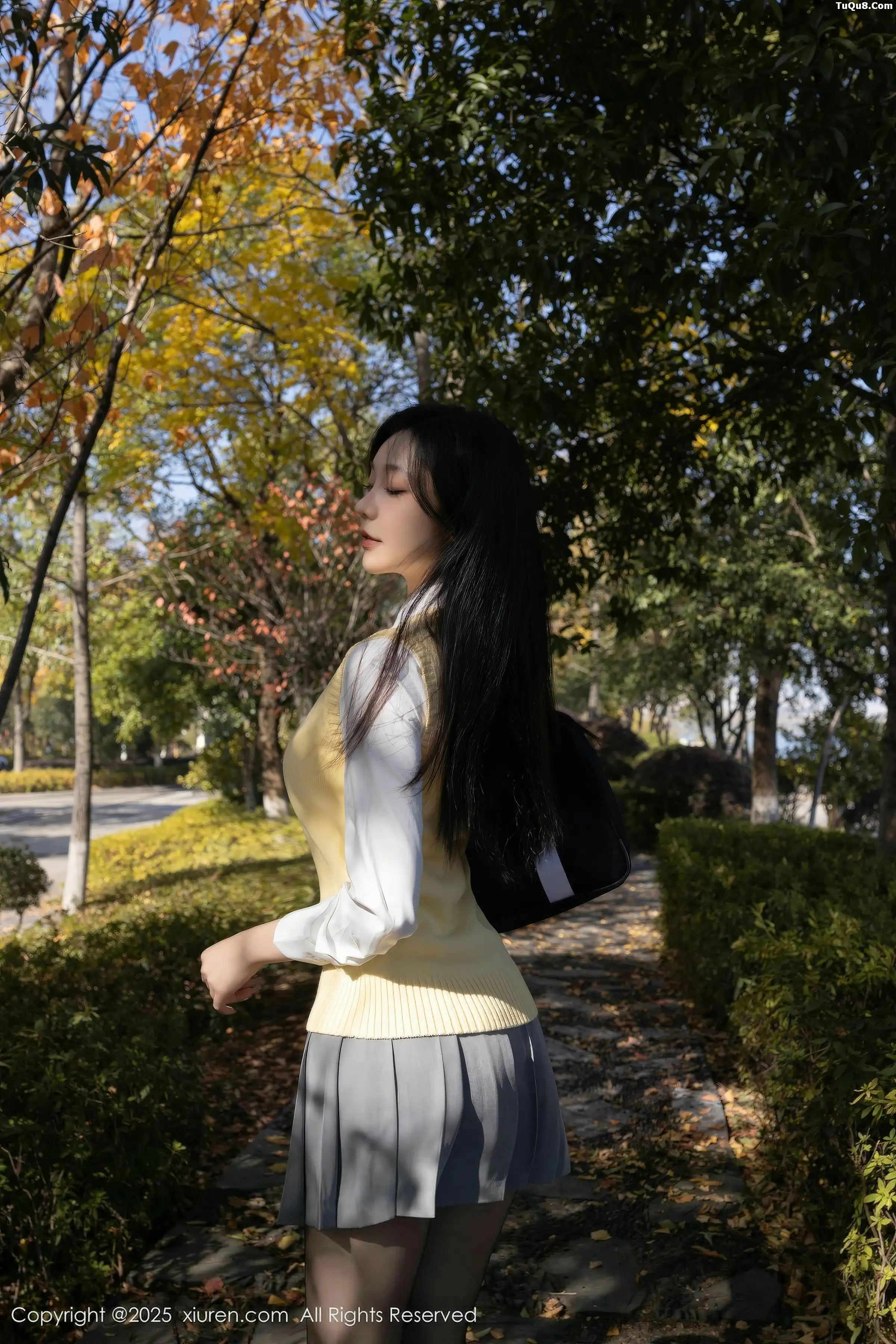 安然anran性感学生装扮百褶短裙配开档黑丝秀美腿绝美写真 第 6 张
