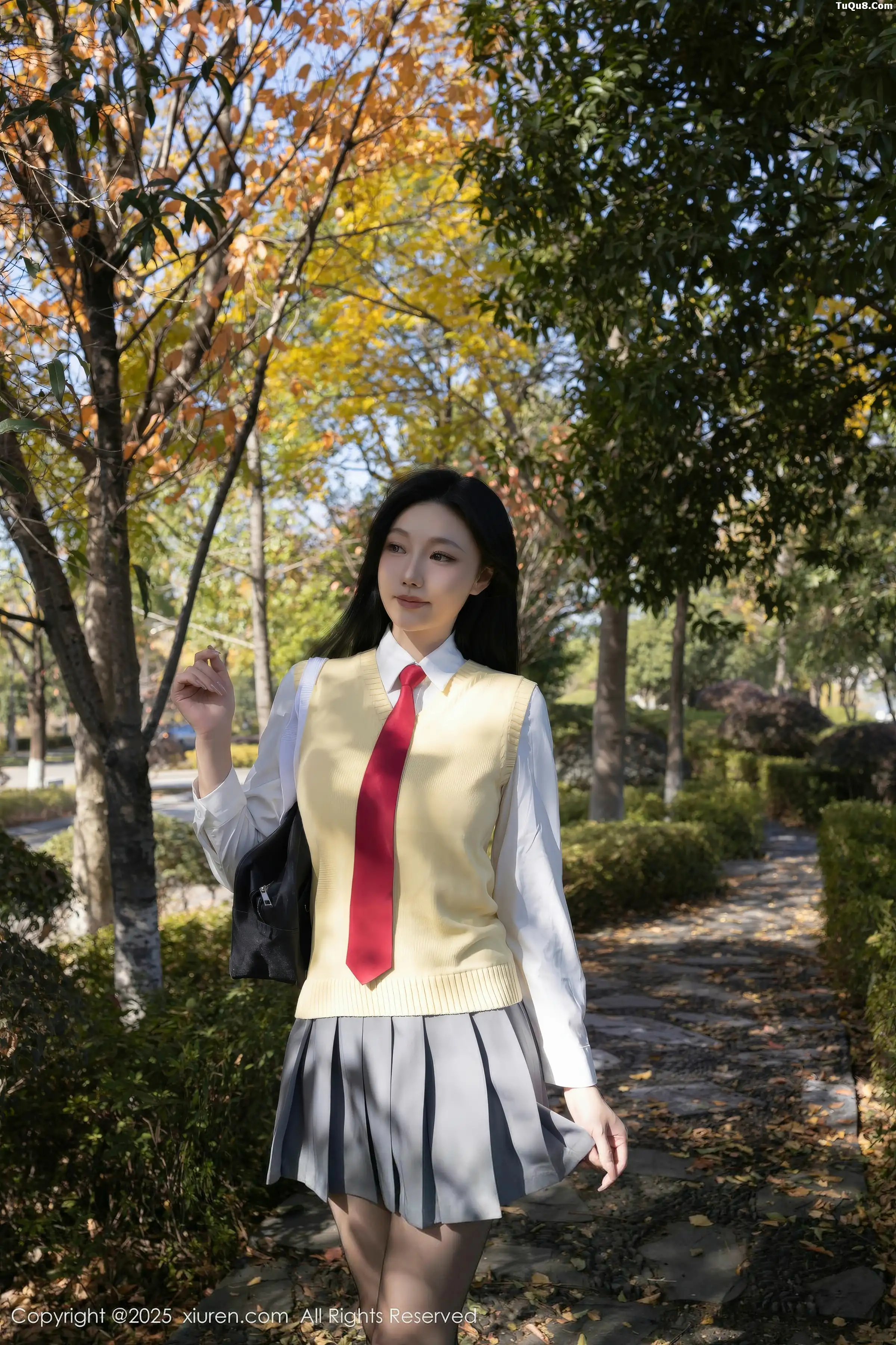 安然anran性感学生装扮百褶短裙配开档黑丝秀美腿绝美写真 第 8 张