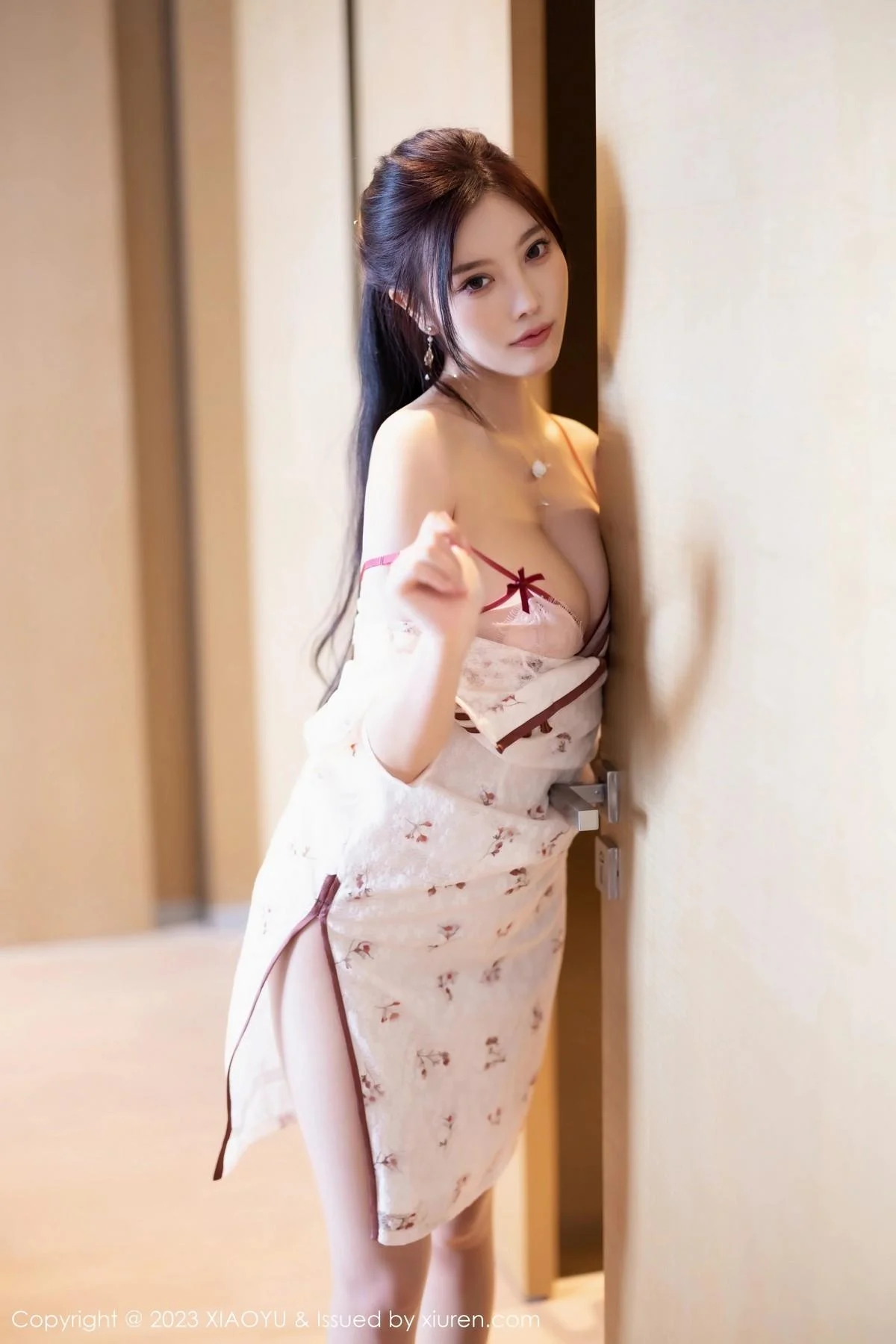 杨晨晨Yome性感白色旗袍露轻透内衣配超薄肉丝绝美写真 第 121 张