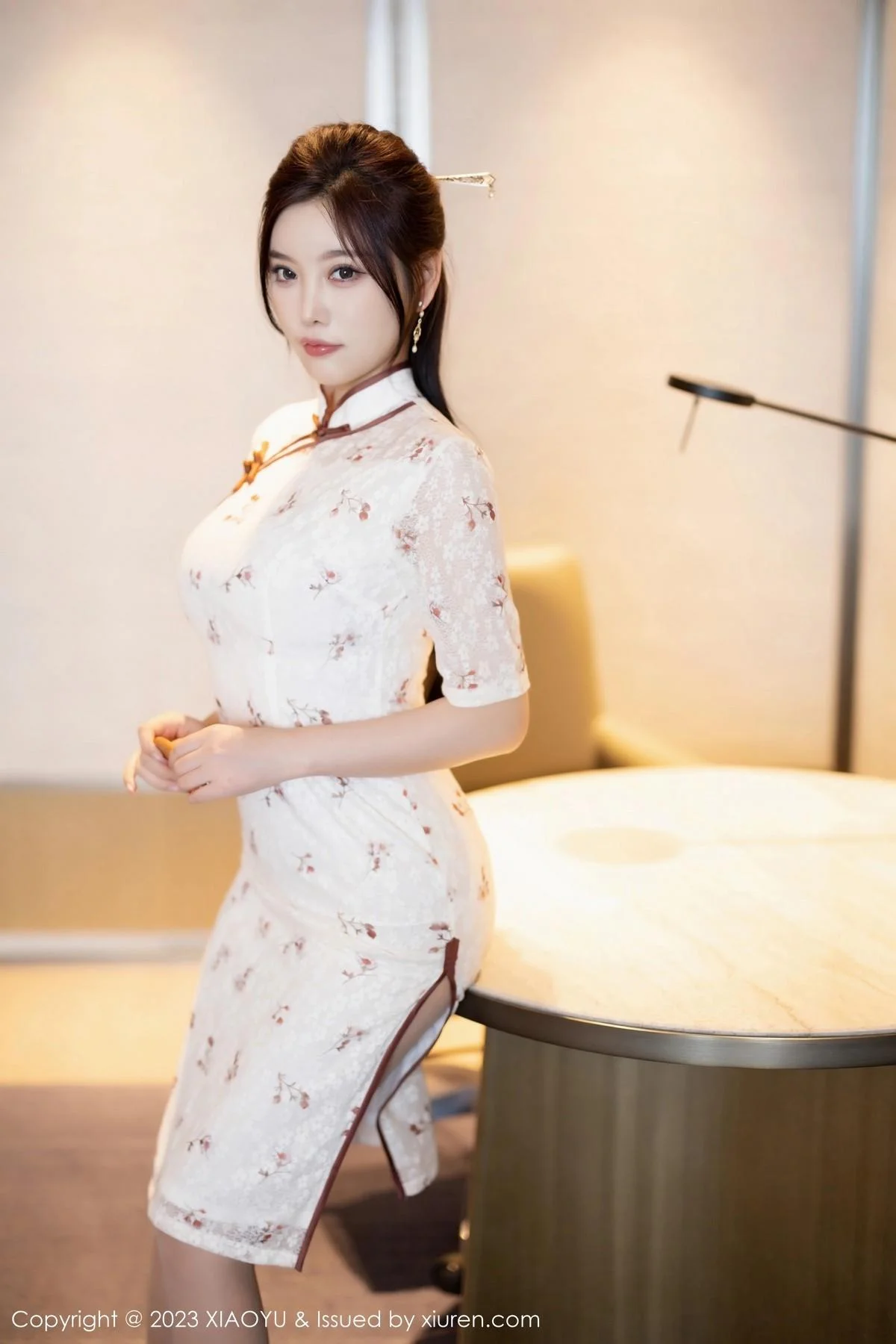 杨晨晨Yome性感白色旗袍露轻透内衣配超薄肉丝绝美写真 第 3 张