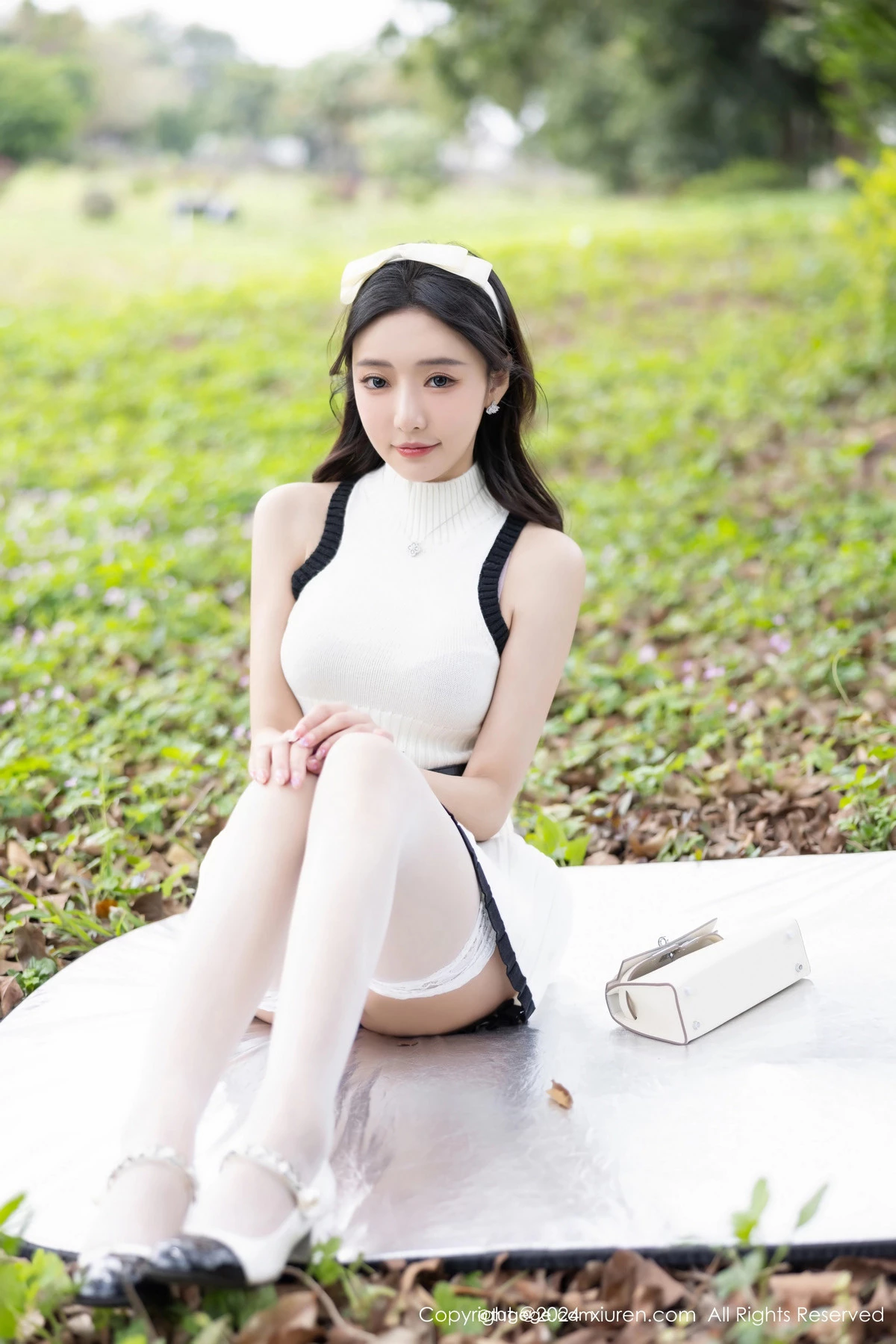 王馨瑶yanni白色连衣短裙露粉色内衣配白丝袜完美绝美写真 第 10 张