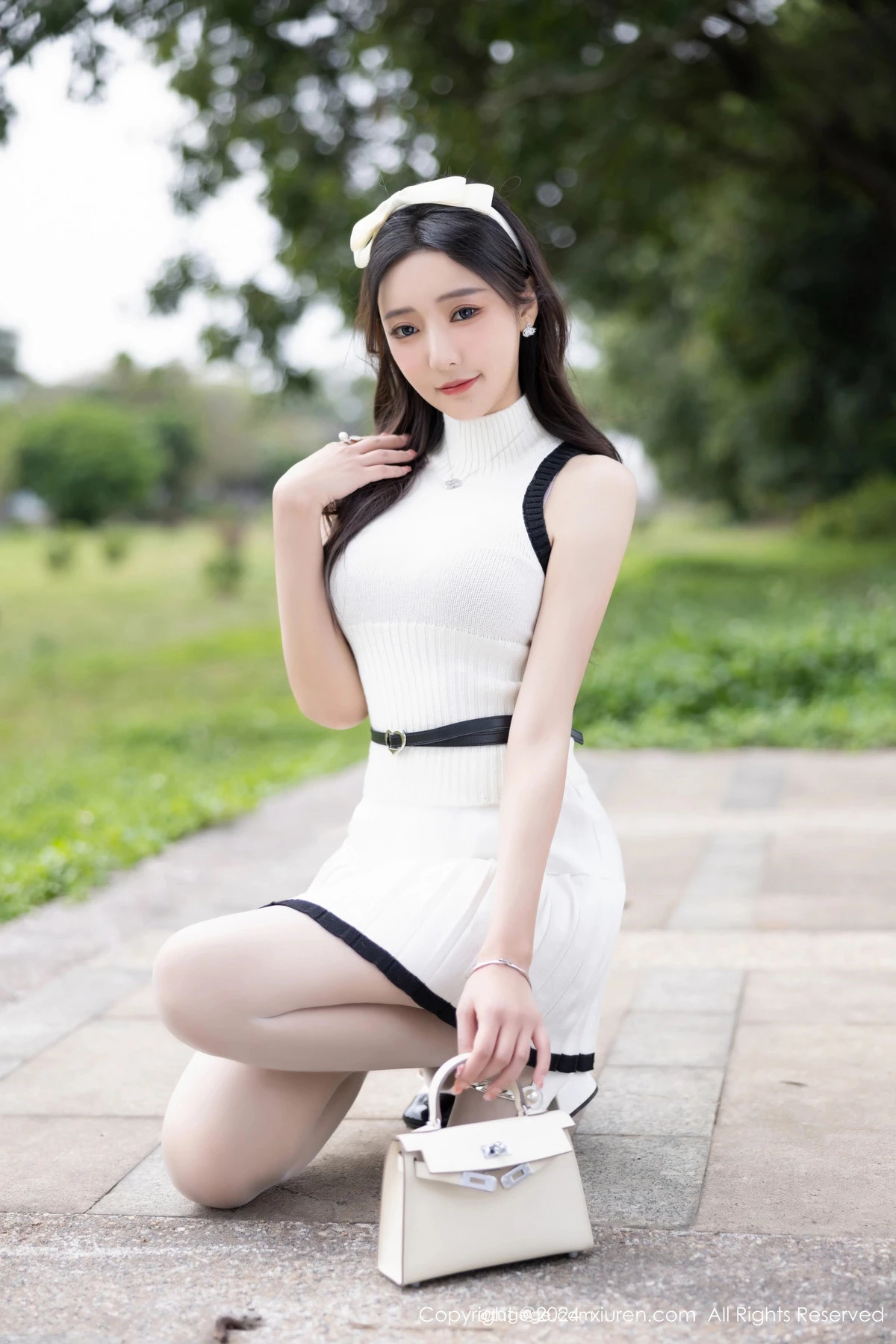 王馨瑶yanni白色连衣短裙露粉色内衣配白丝袜完美绝美写真 第 15 张