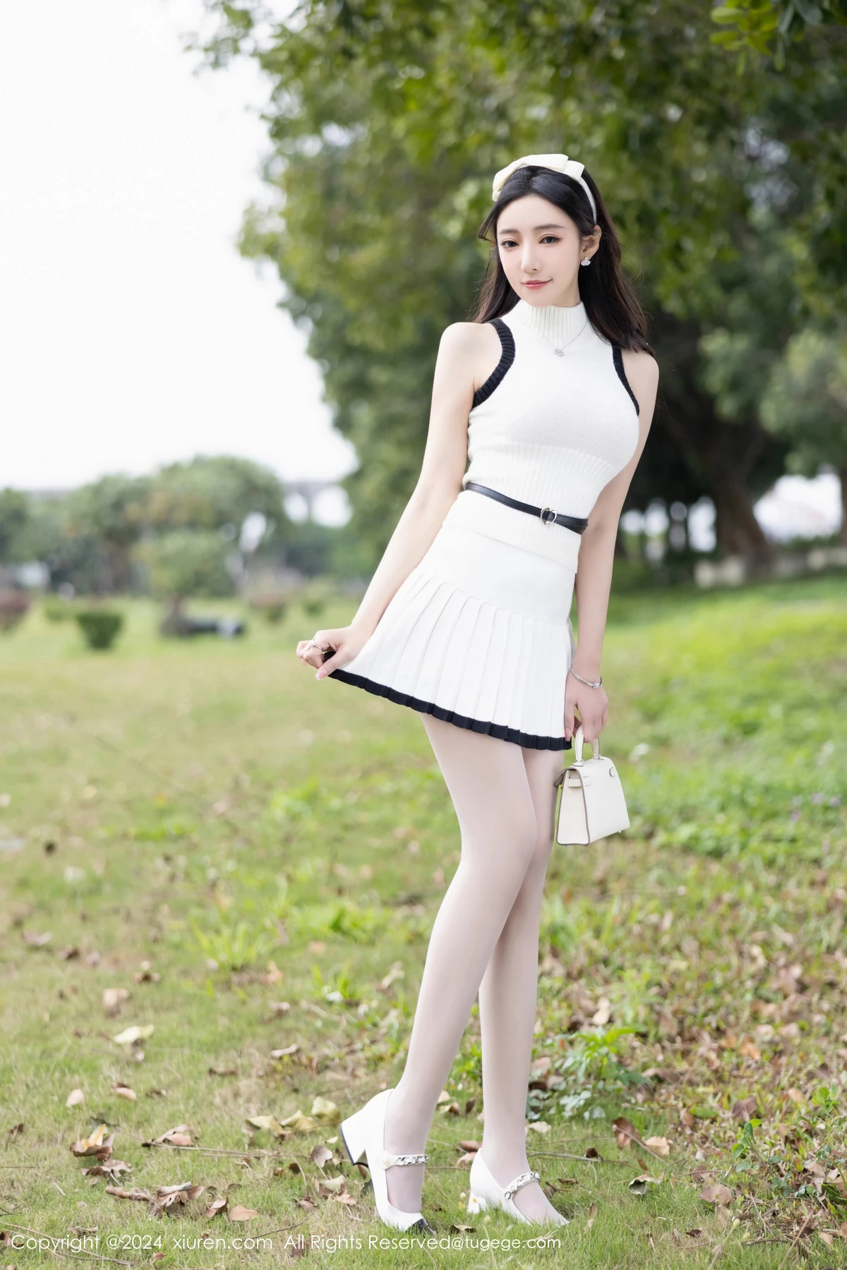 王馨瑶yanni白色连衣短裙露粉色内衣配白丝袜完美绝美写真 第 3 张
