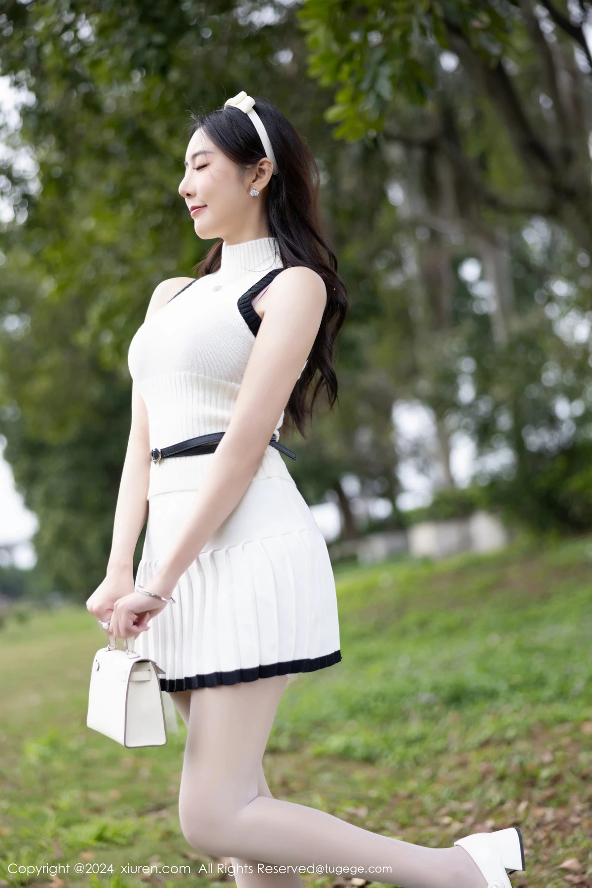 王馨瑶yanni白色连衣短裙露粉色内衣配白丝袜完美绝美写真 第 4 张