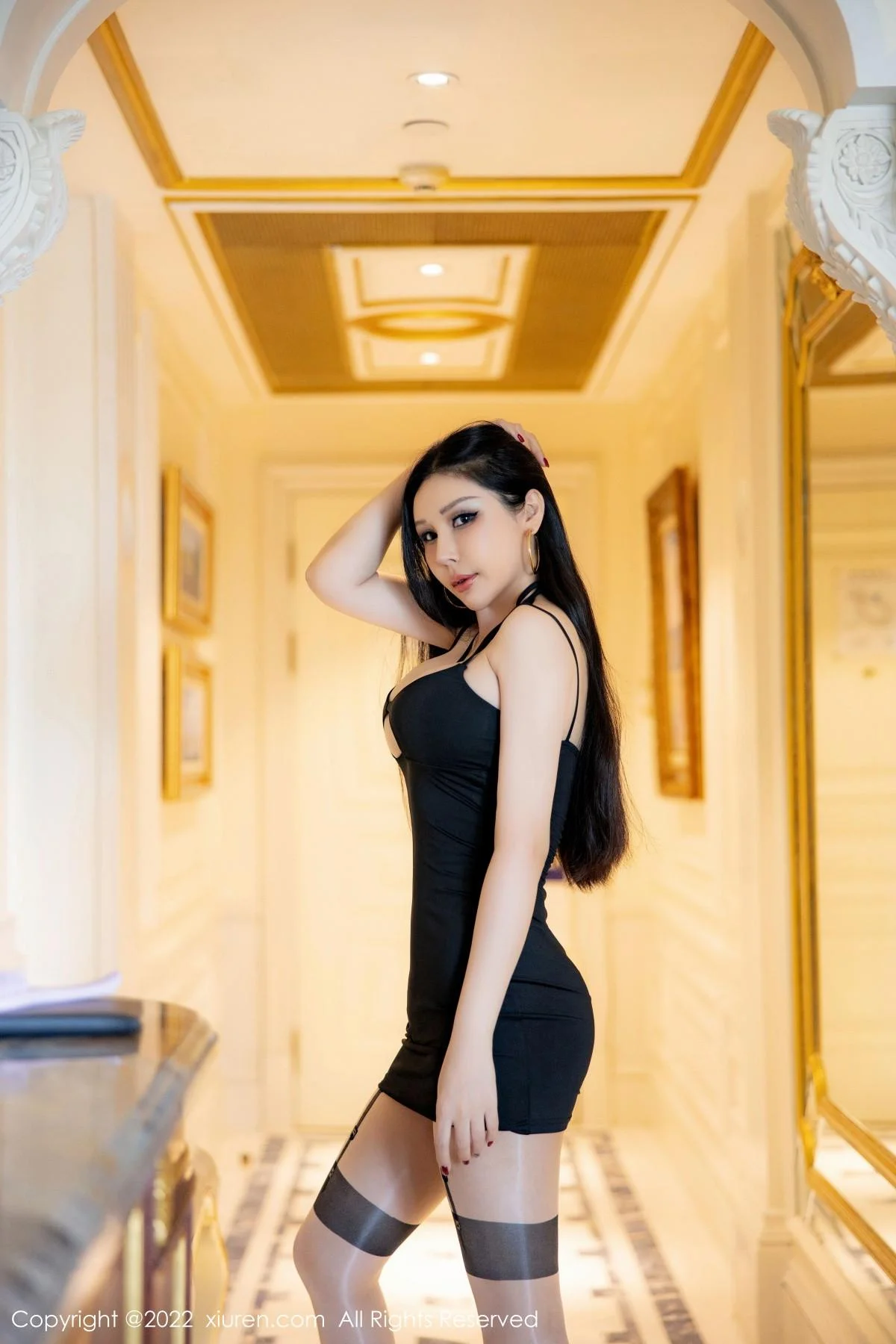 田冰冰私房性感黑色情趣服配闪亮吊袜秀妖娆身姿绝美写真 第 5 张