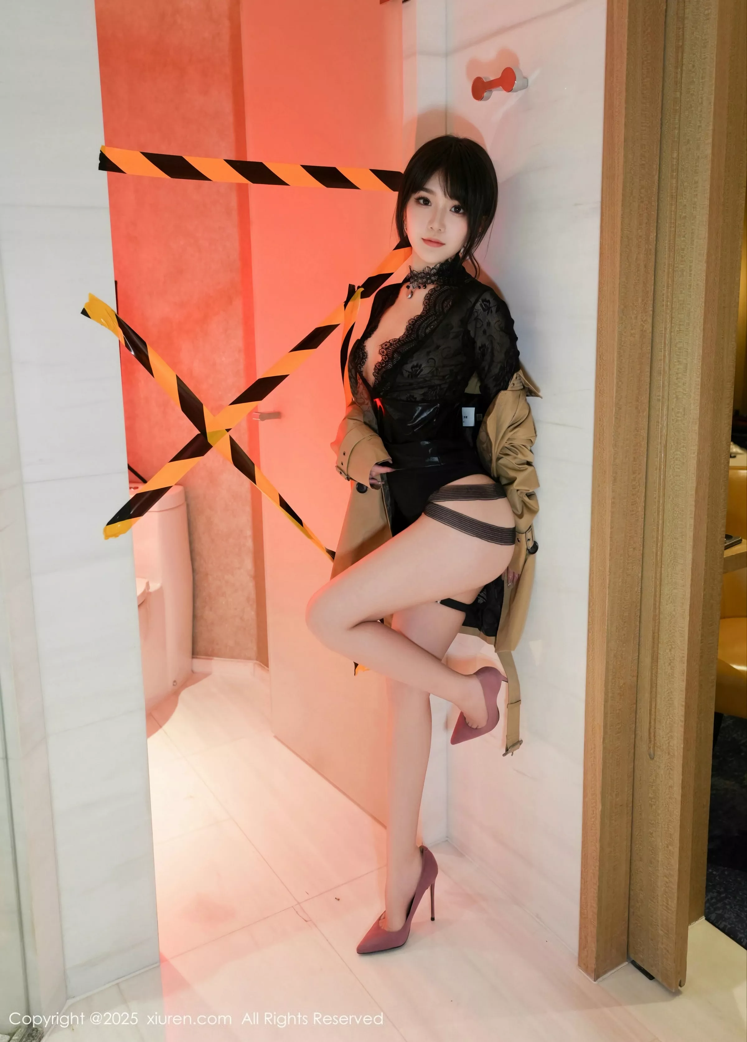 汁汁性感浅色风衣服饰露黑色情趣内衣秀惹火身材绝美写真 第 26 张