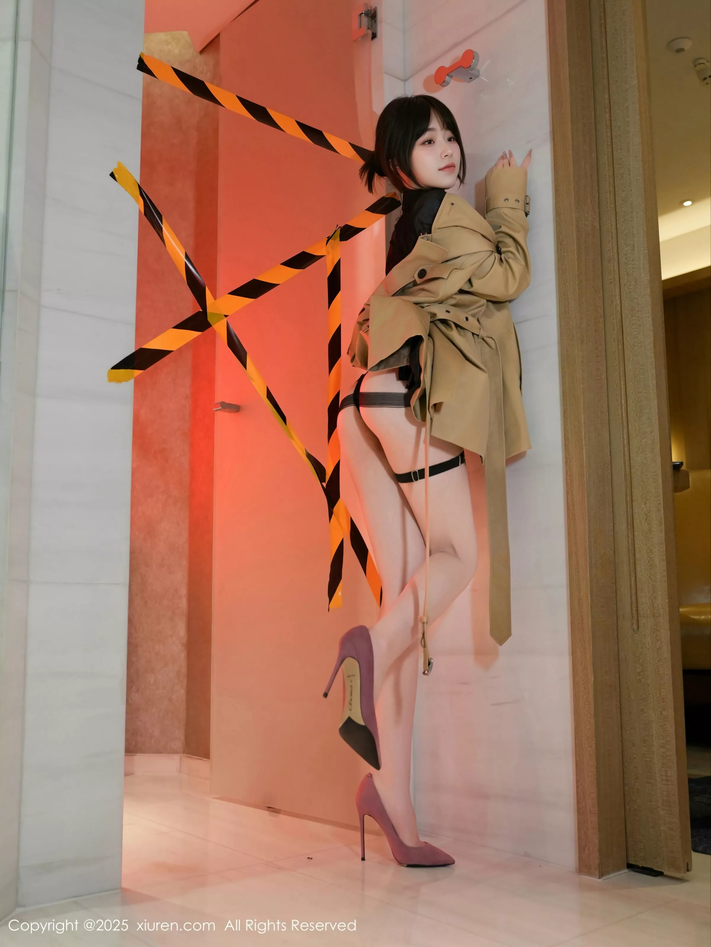 汁汁性感浅色风衣服饰露黑色情趣内衣秀惹火身材绝美写真 第 28 张