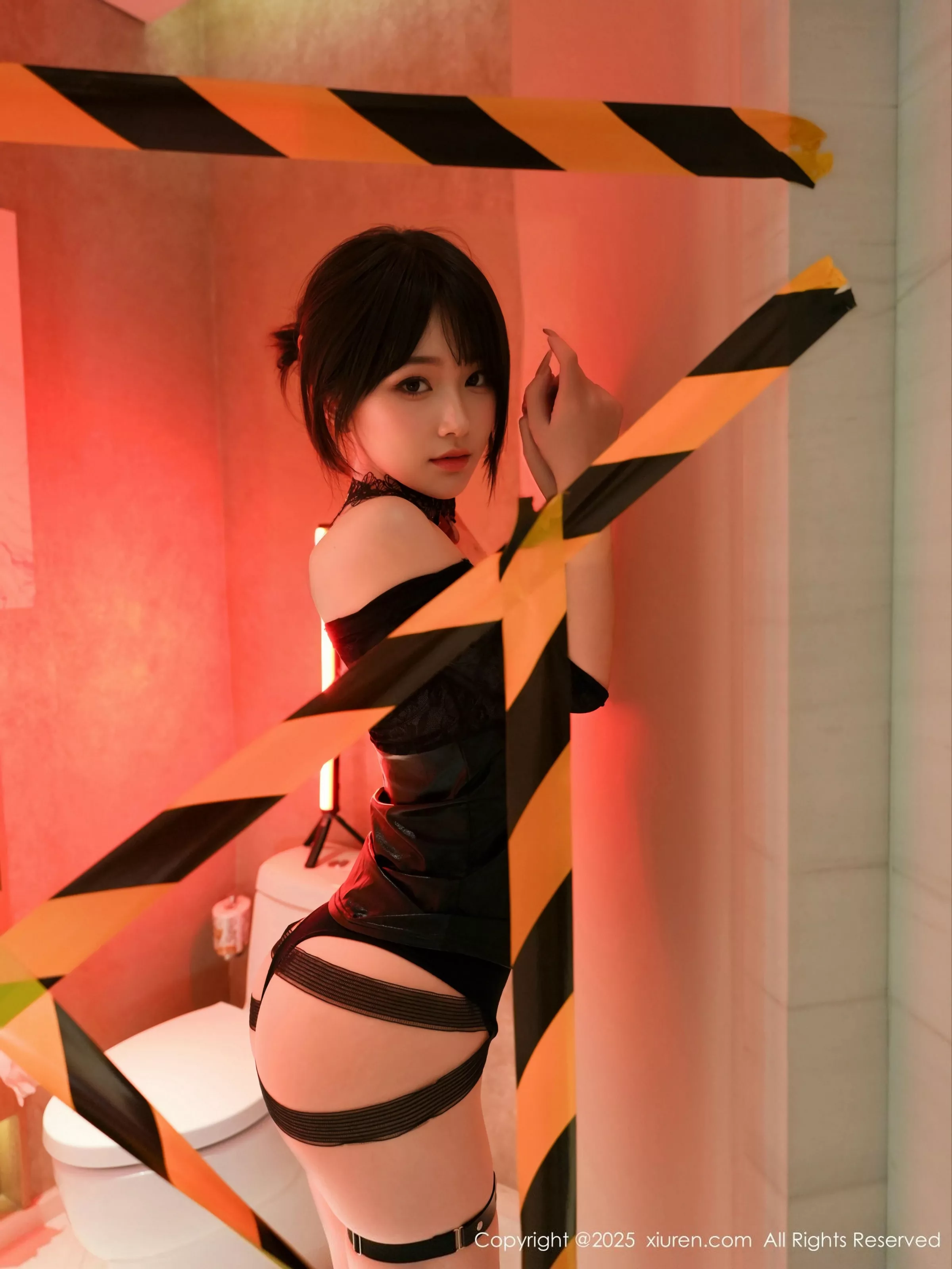 汁汁性感浅色风衣服饰露黑色情趣内衣秀惹火身材绝美写真 第 51 张