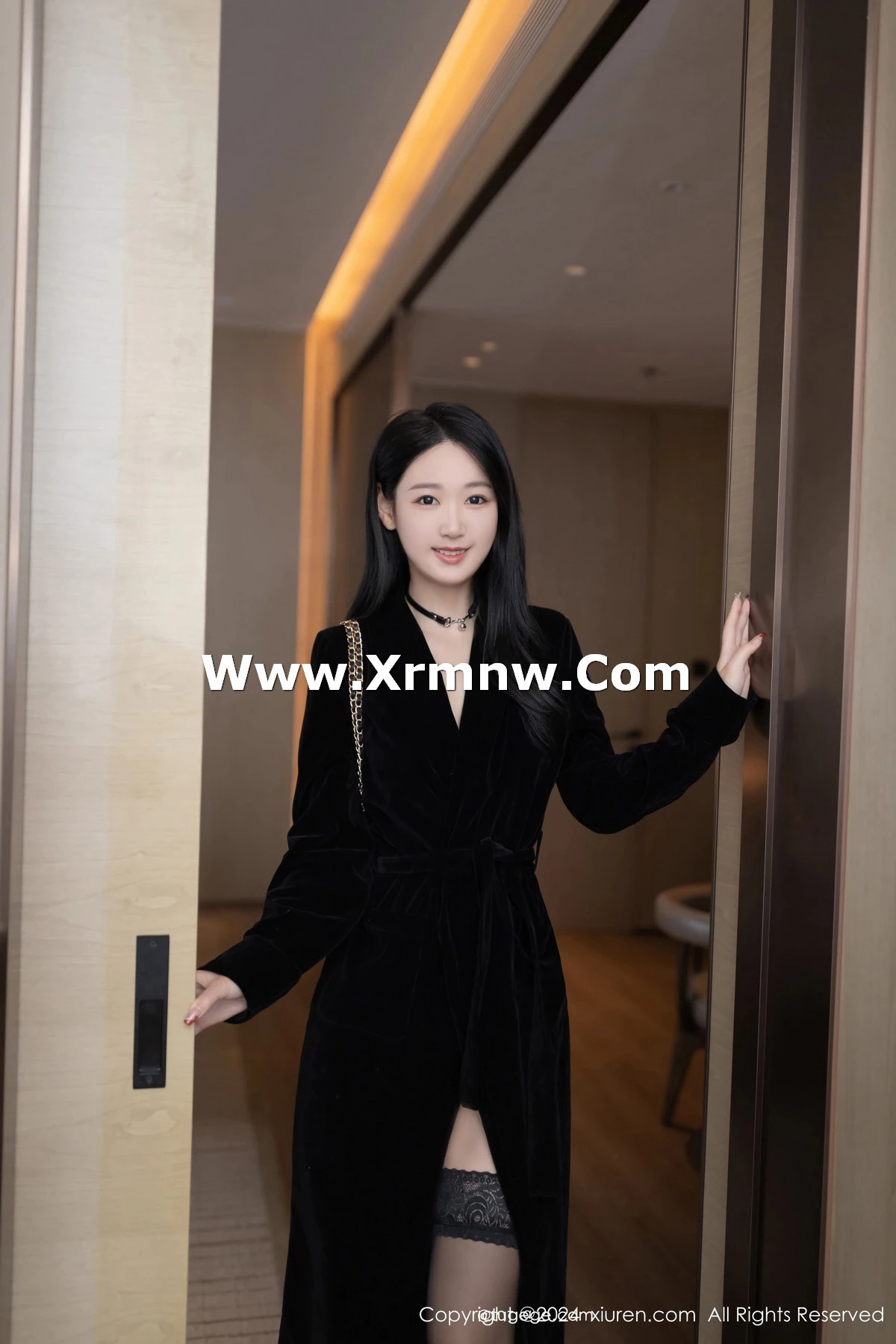 唐安琪黑色外衣露性感黑色薄纱连体衣配黑丝袜极致魅惑写真 第 1 张