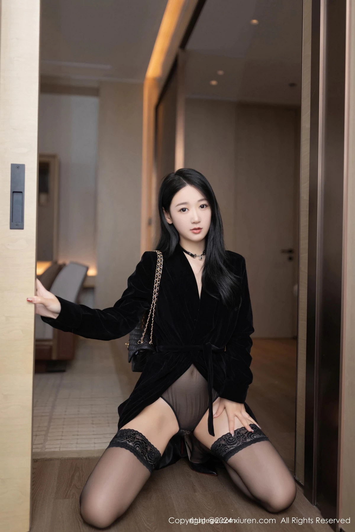 唐安琪黑色外衣露性感黑色薄纱连体衣配黑丝袜极致魅惑写真 第 2 张