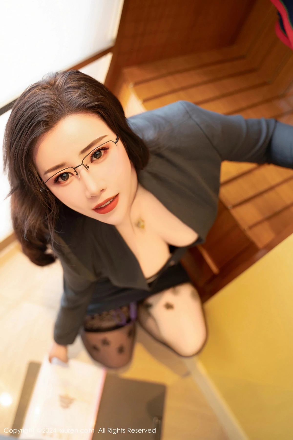 王婉悠Queen性感秘书OL服饰配黑丝袜秀丰腴身材绝美写真 第 23 张