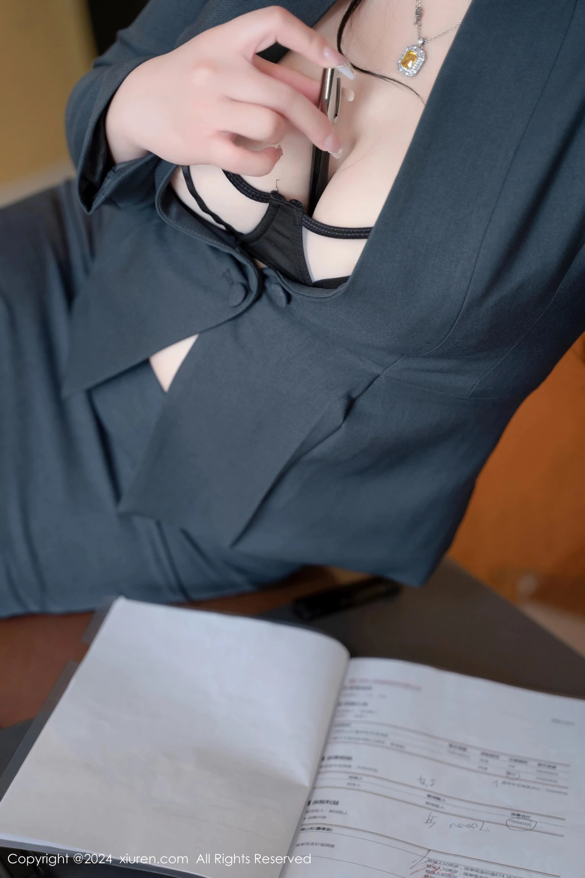 王婉悠Queen性感秘书OL服饰配黑丝袜秀丰腴身材绝美写真 第 33 张