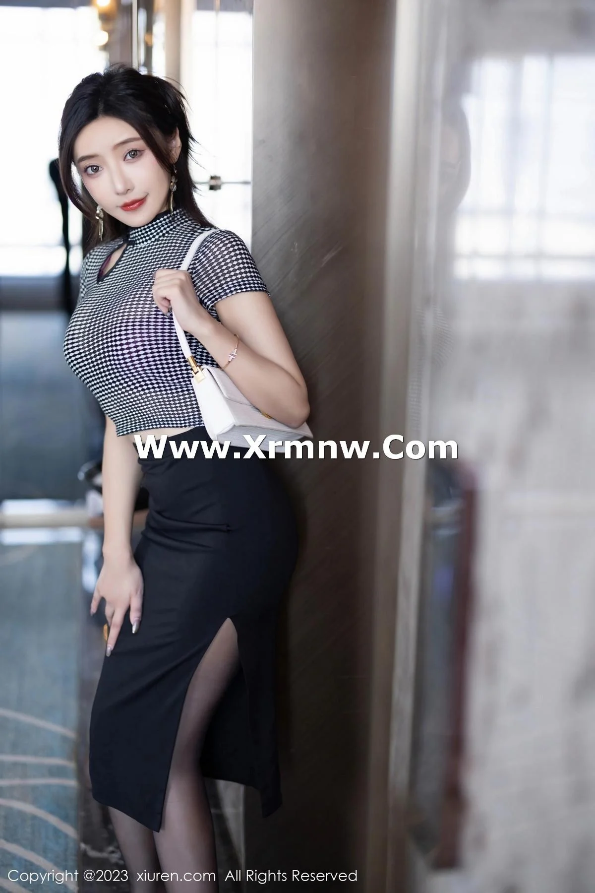 王馨瑶yanni性感玫红色内衣配超薄无内黑丝惹火绝美写真 第 2 张