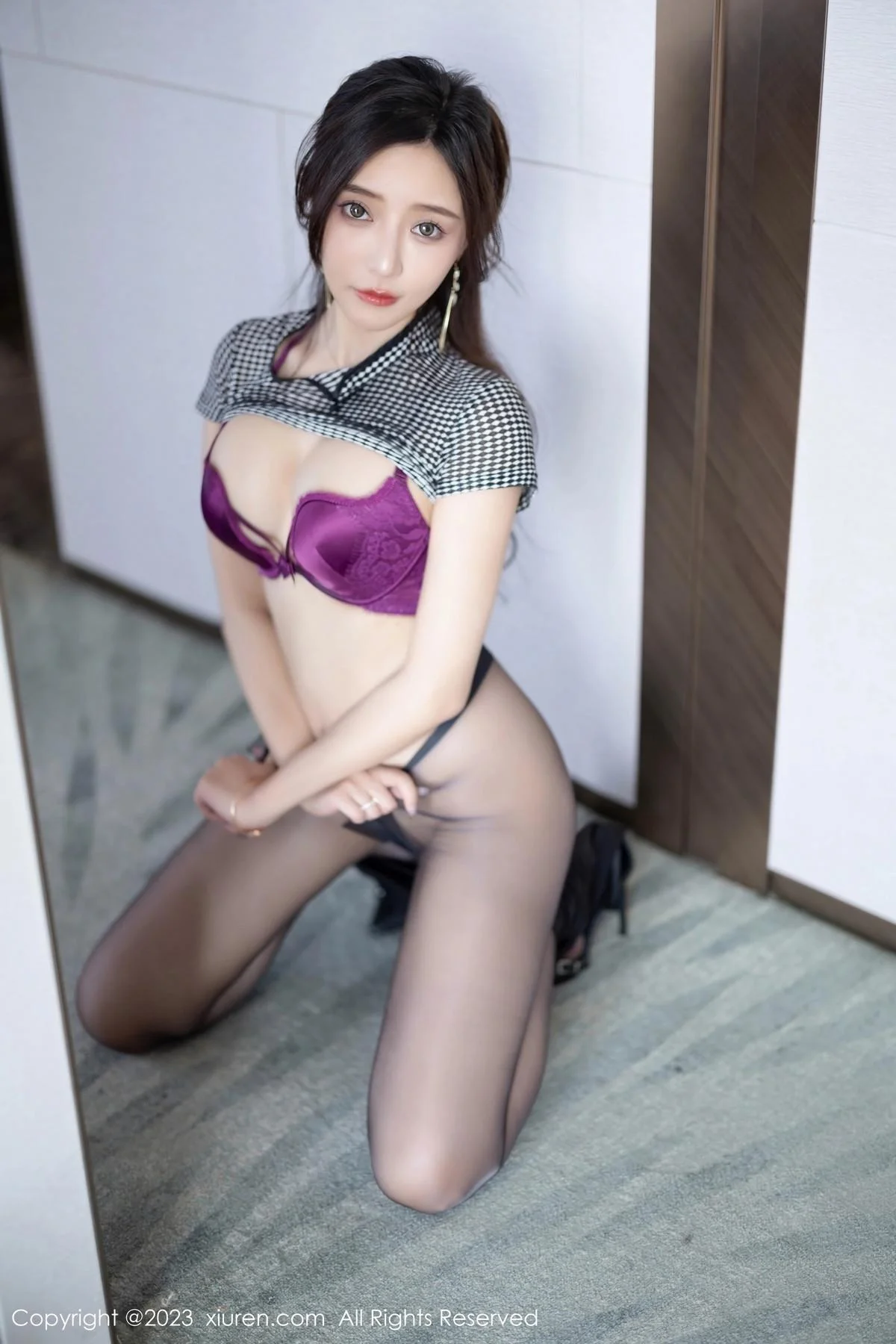 王馨瑶yanni性感玫红色内衣配超薄无内黑丝惹火绝美写真 第 51 张