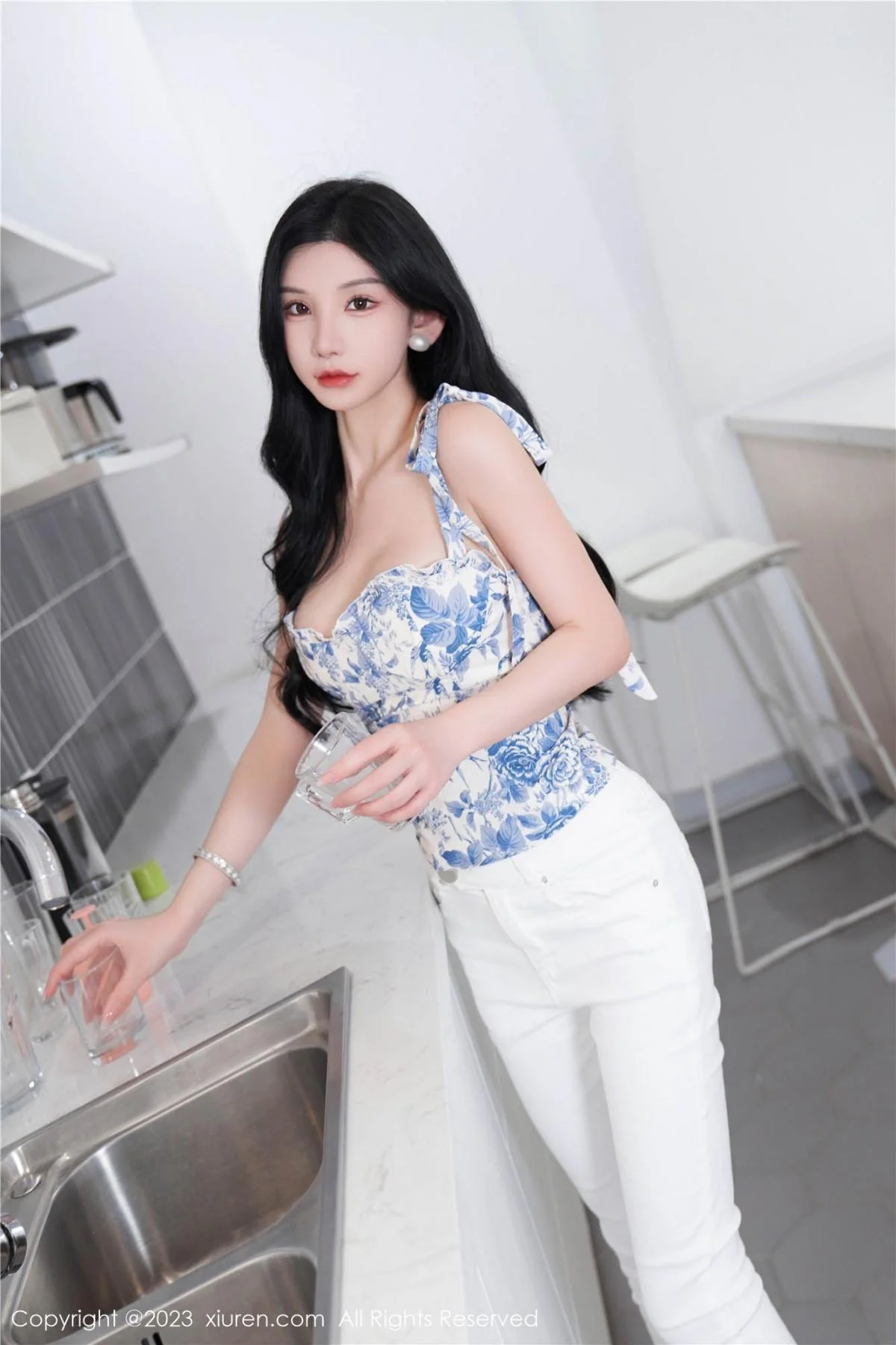 周于希Sally性感白色短款夏日装配开档肉丝撩人绝美写真 第 1 张
