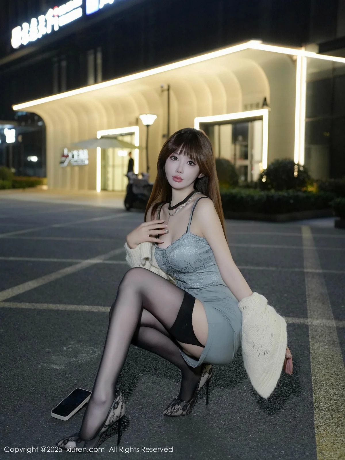 李金金蓝色吊带裙露黑色内衣配黑丝吊袜秀凹凸身材绝美写真 第 10 张