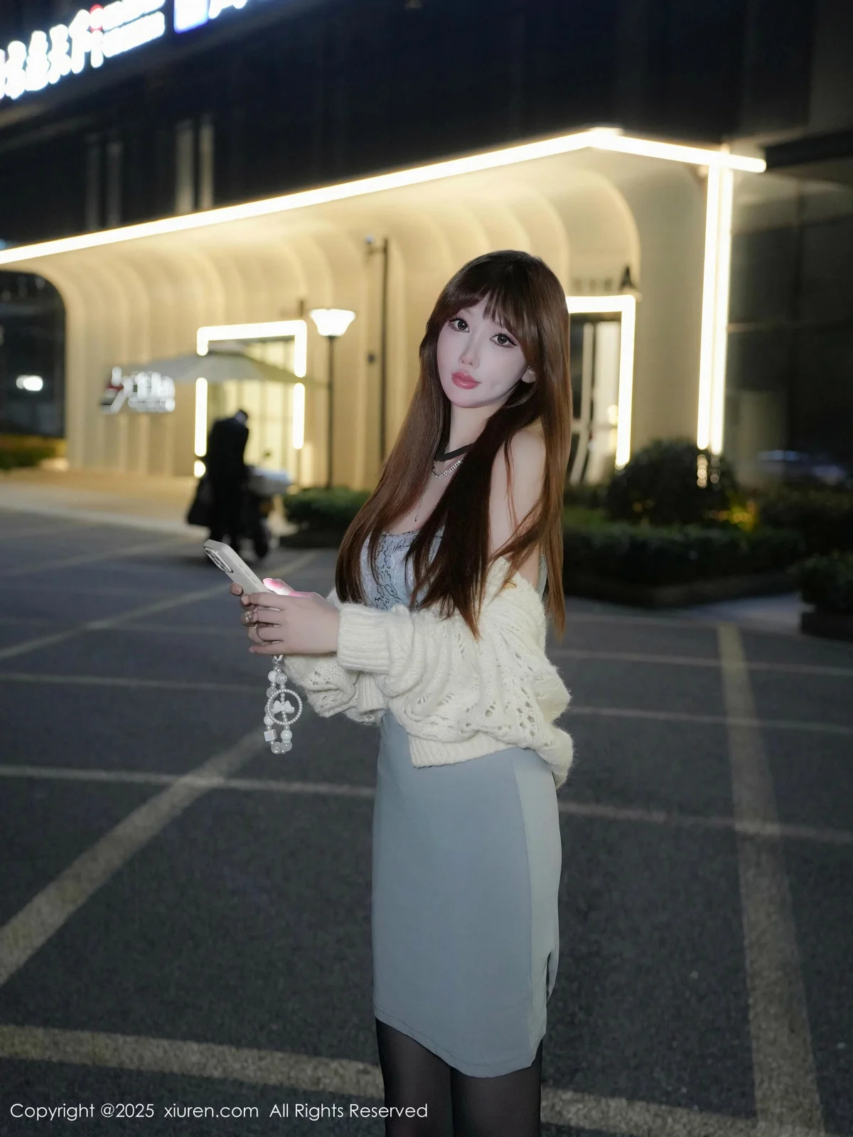李金金蓝色吊带裙露黑色内衣配黑丝吊袜秀凹凸身材绝美写真 第 7 张