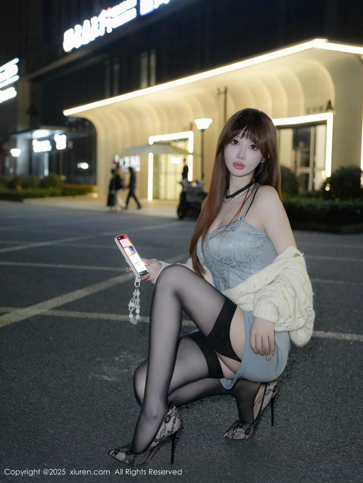 李金金蓝色吊带裙露黑色内衣配黑丝吊袜秀凹凸身材绝美写真 第 8 张